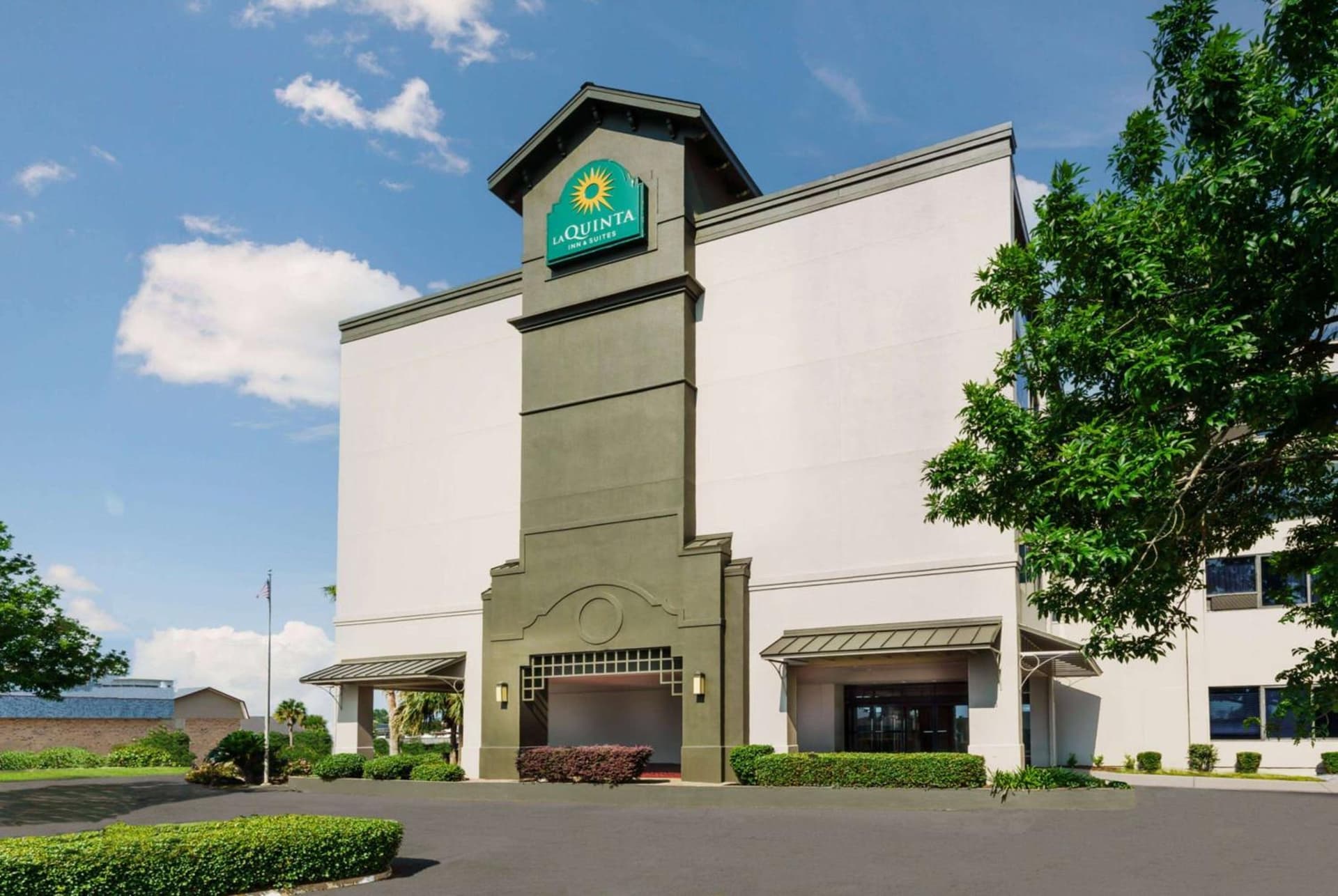 La Quinta Inn & Suites by Wyndham New Orleans Airport interior in Kenner, LA — gallery photo 2
