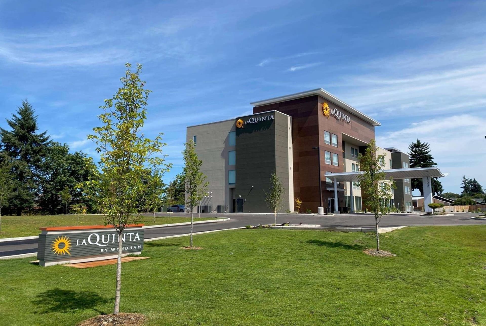 La Quinta Inn & Suites by Wyndham Centralia interior in Centralia, WA — gallery photo 2
