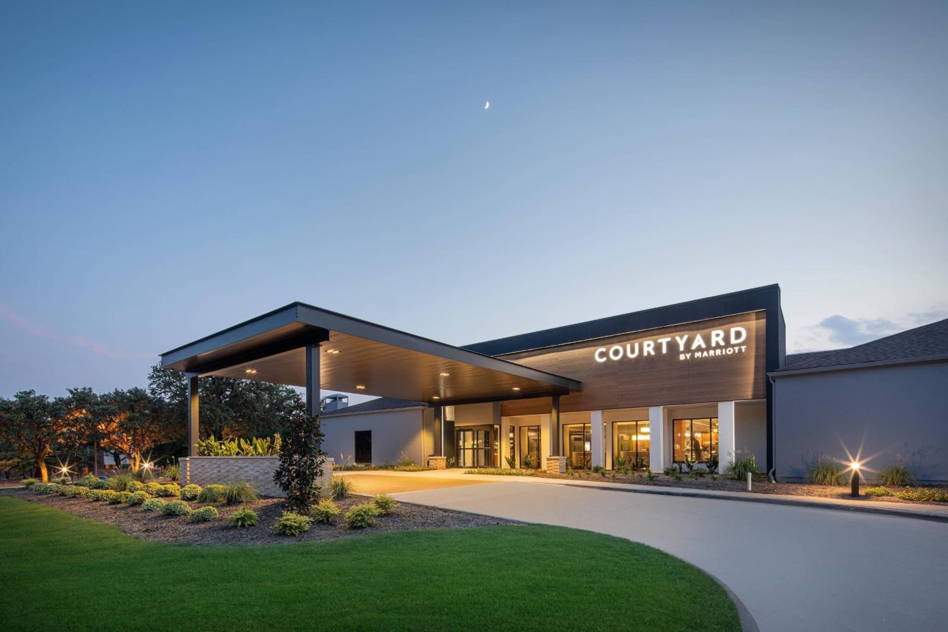 Courtyard Dallas Addison Midway — hotel in Addison, Texas