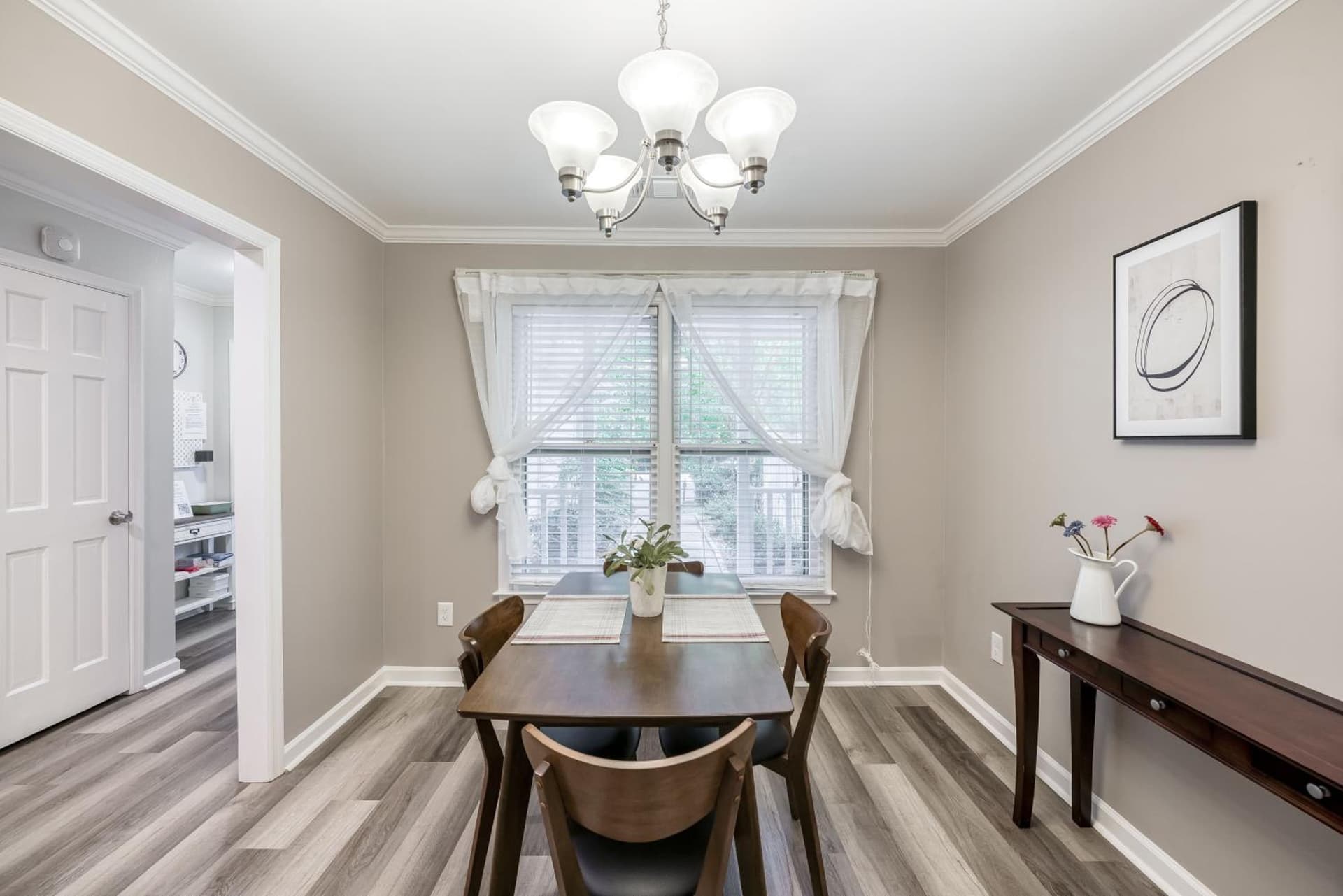 Relaxing Home close the Battery/Mins to Everything property views in Smyrna, GA — gallery photo 3