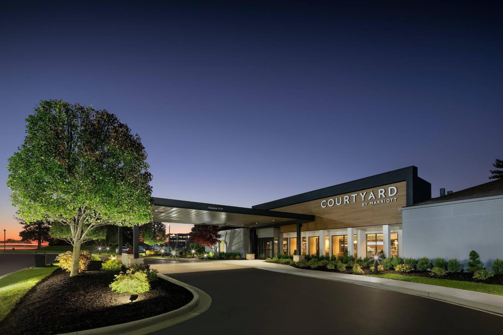 Courtyard Detroit Southfield interior in Southfield, MI — gallery photo 2