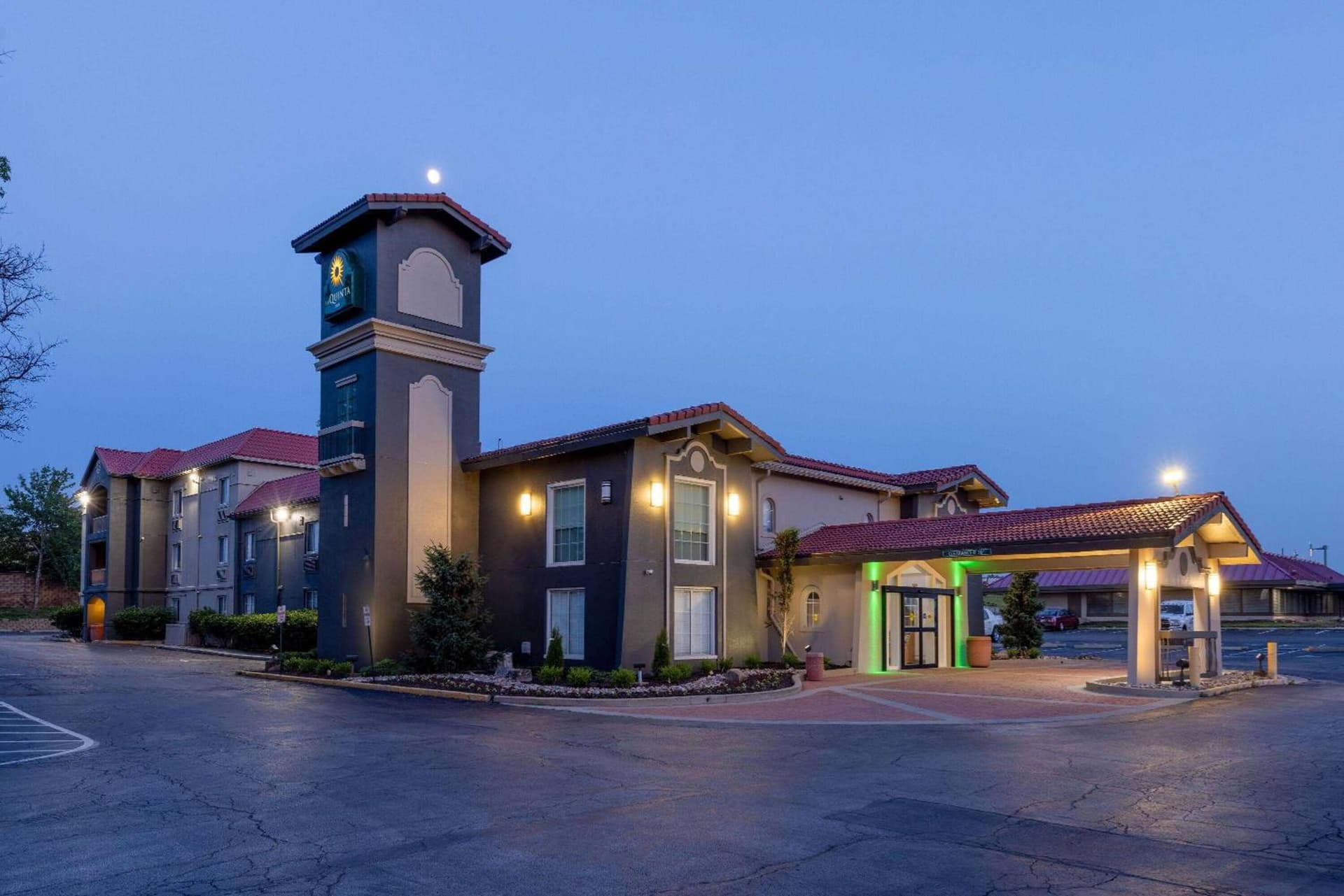 La Quinta Inn by Wyndham Kansas City Lenexa interior in Lenexa, KS — gallery photo 2