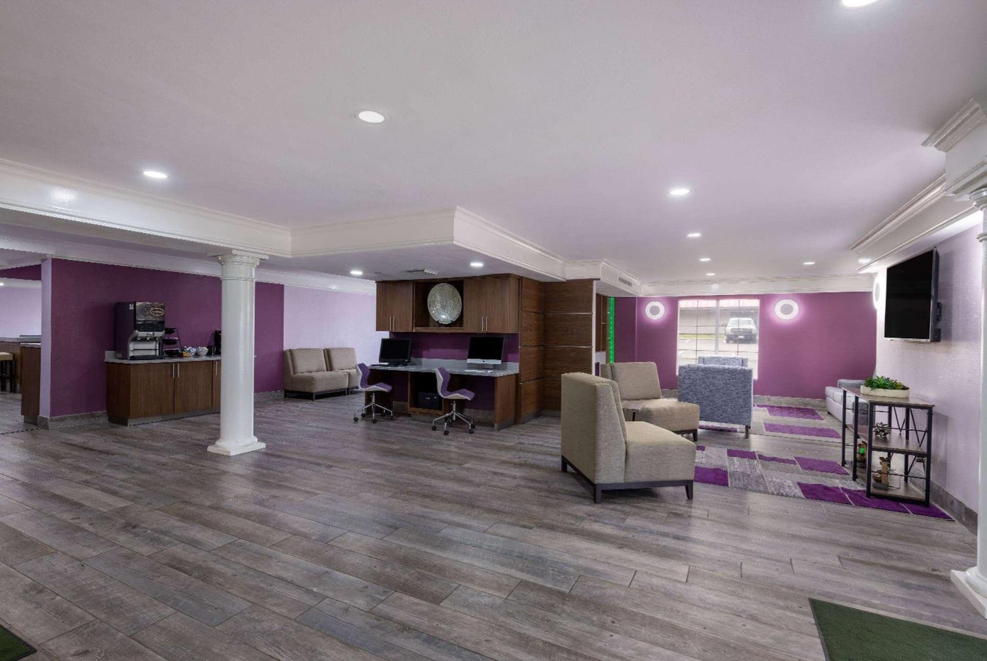 La Quinta Inn by Wyndham Kansas City Lenexa property views in Lenexa, KS — gallery photo 3