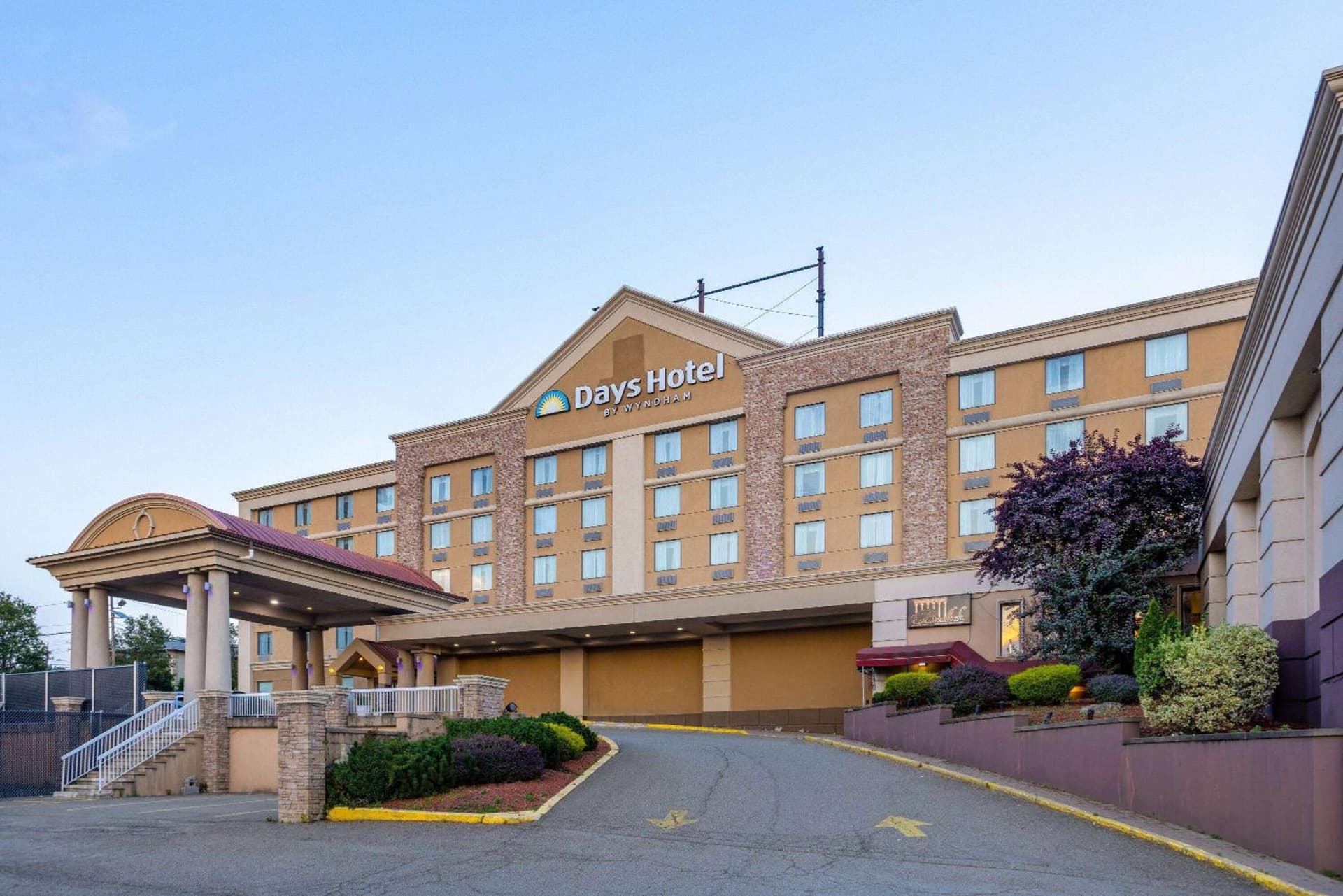 Days Hotel by Wyndham North Bergen interior in North Bergen — gallery photo 2