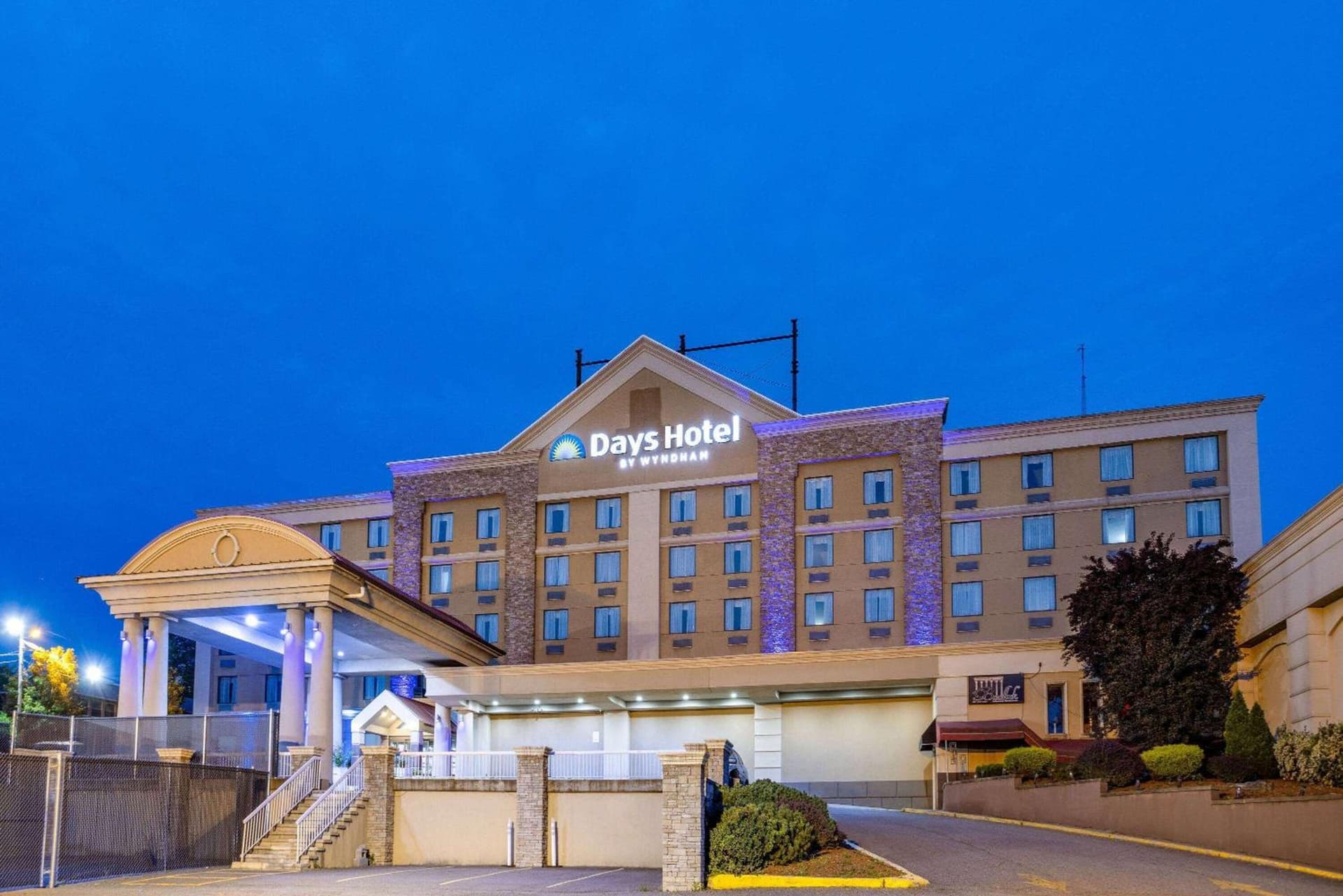 Days Hotel by Wyndham North Bergen property views in North Bergen — gallery photo 3