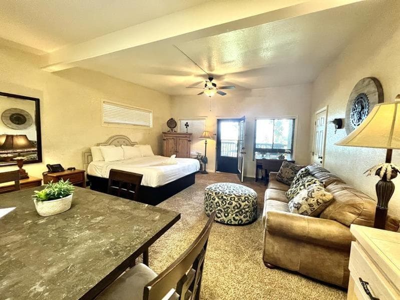 SU13 - Lake view King Studio with full kitchen, deck overlooking Lake Ouachita, king bed and queen sleeper sofa interior in Mount Ida, AR — gallery photo 2