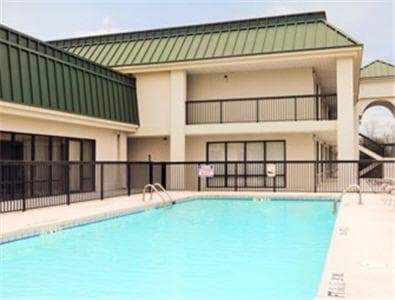 Days Inn by Wyndham Metter interior in Metter, GA — gallery photo 2