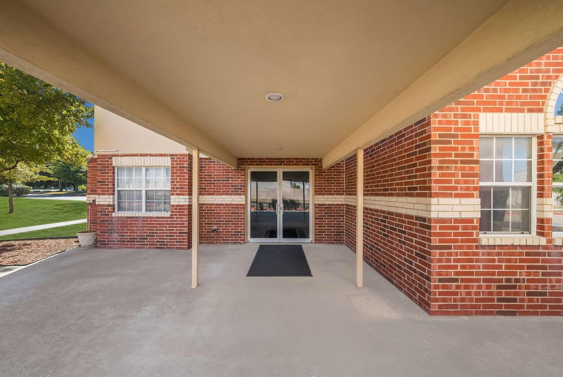Econo Lodge Inn & Suites Mesquite - Dallas East interior in Mesquite, TX — gallery photo 2