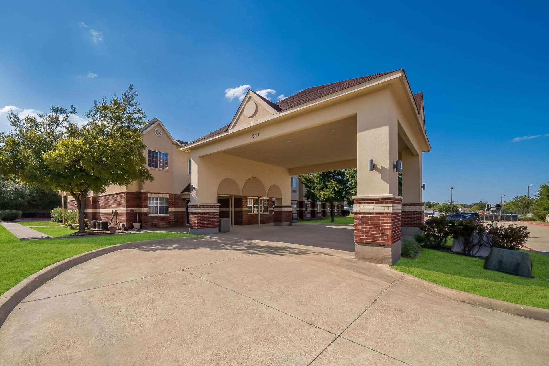 Econo Lodge Inn & Suites Mesquite - Dallas East featured exterior or lobby in Mesquite, TX — similar hotel