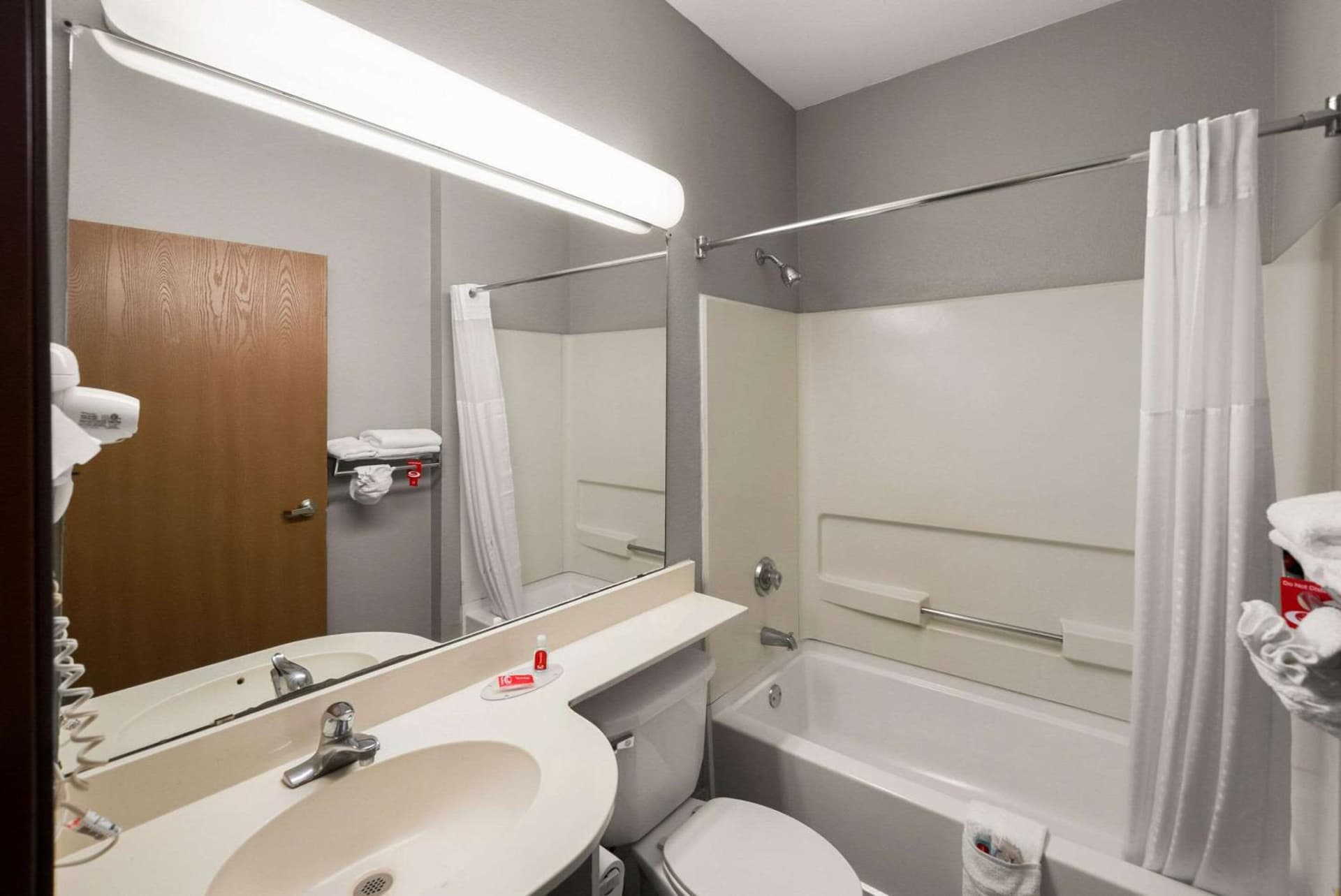 Econo Lodge Inn & Suites Mesquite - Dallas East gallery photo in Mesquite, TX — image 13