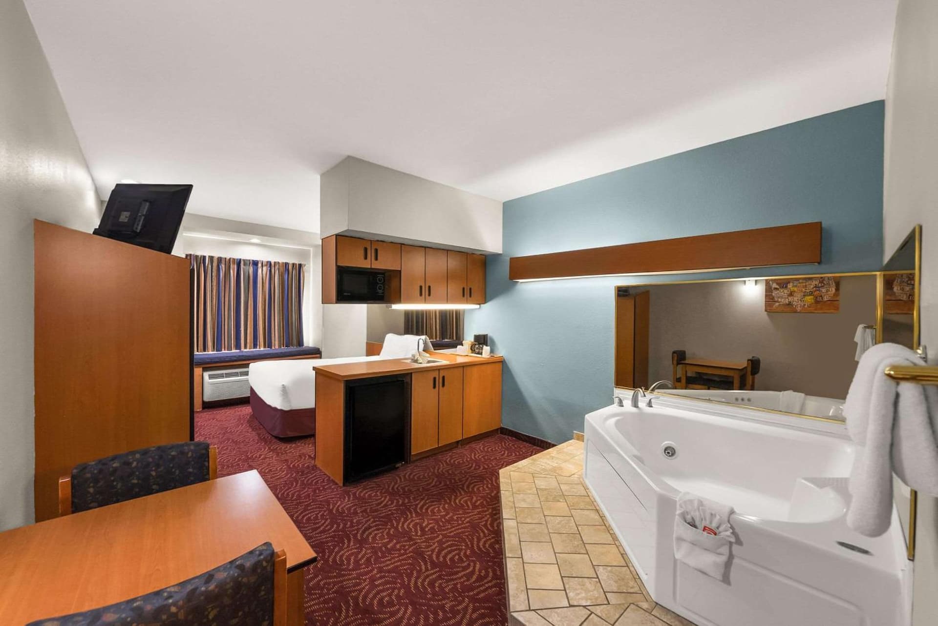 Econo Lodge Inn & Suites Mesquite - Dallas East property views in Mesquite, TX — gallery photo 3