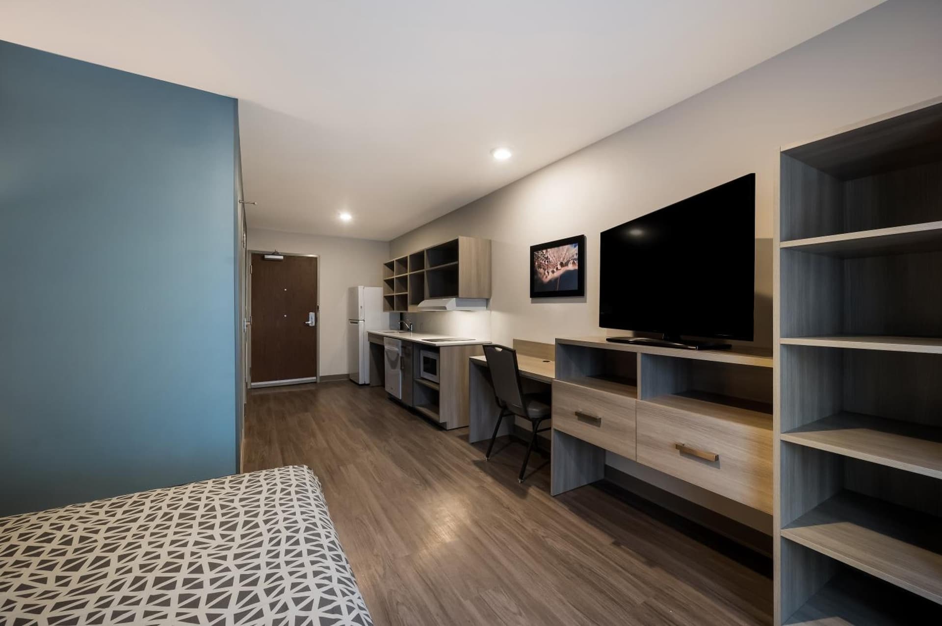 WoodSpring Suites Dearborn Detroit gallery photo in Dearborn, MI — image 42