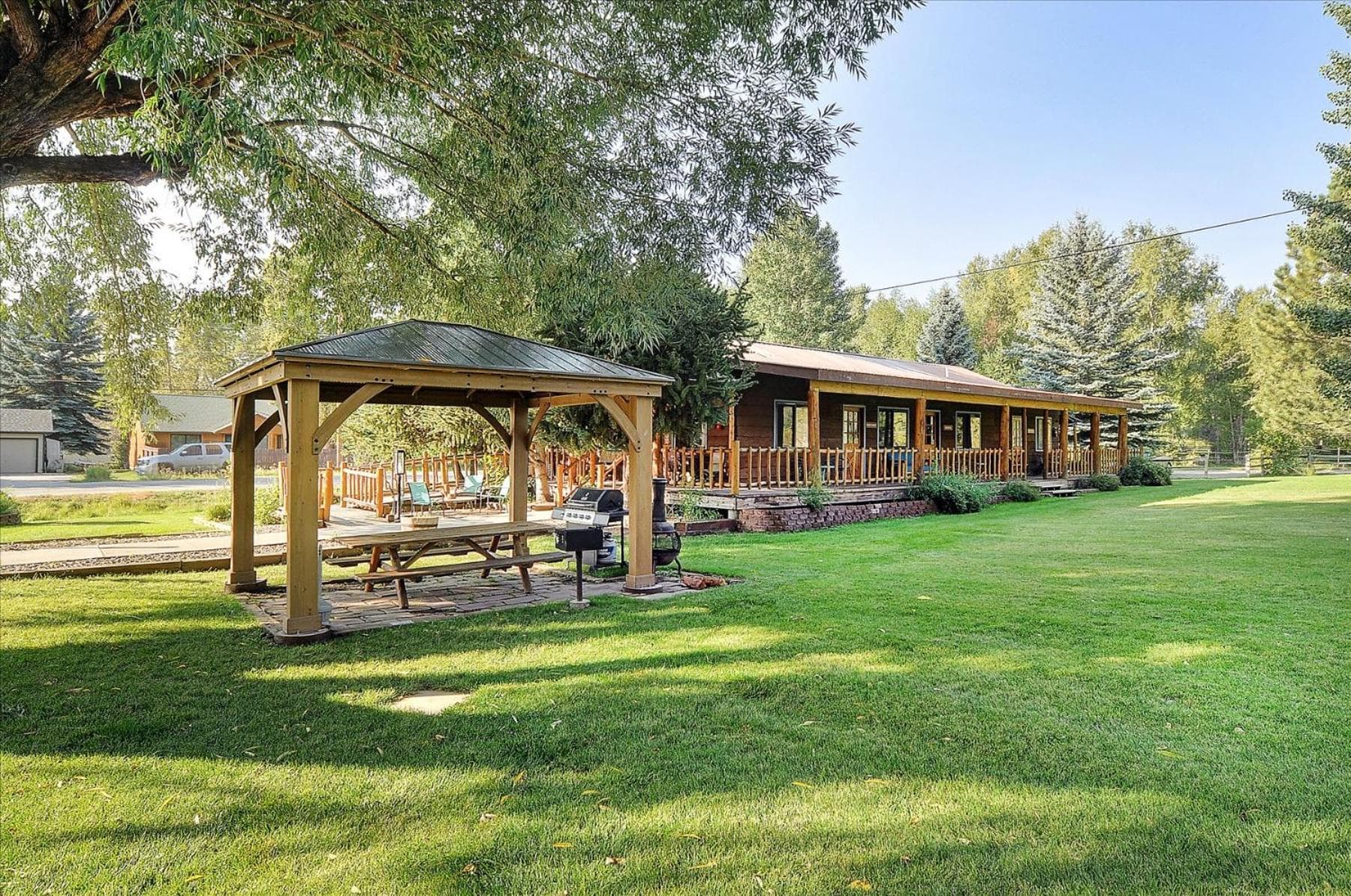 Vista Court Cabins & Lodge property views in Buena Vista, CO — gallery photo 3