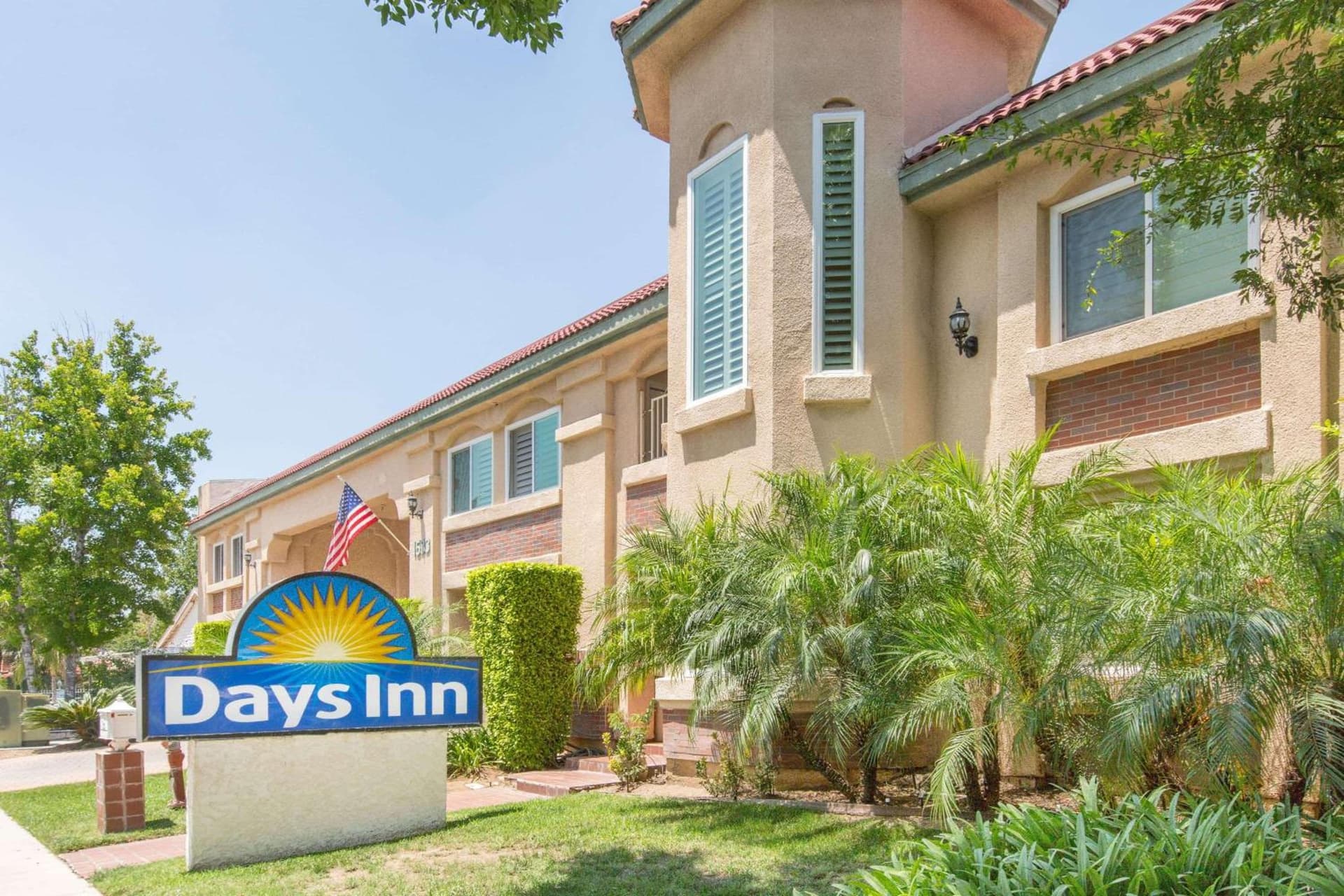 Days Inn by Wyndham Near City Of Hope interior in Duarte, CA — gallery photo 2