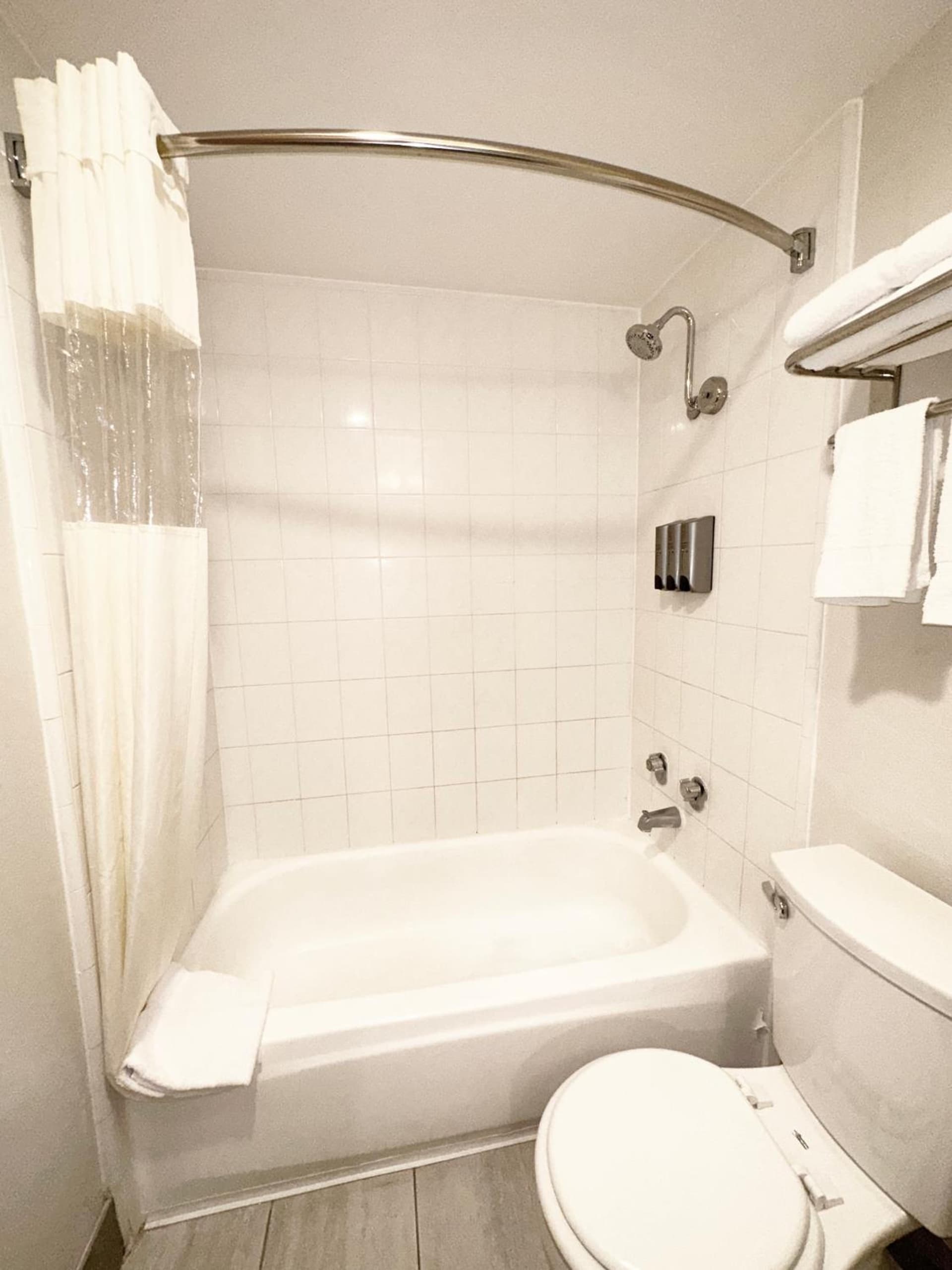 Lincoln Hotel Monterey Park Los Angeles interior in Monterey Park, CA — gallery photo 2