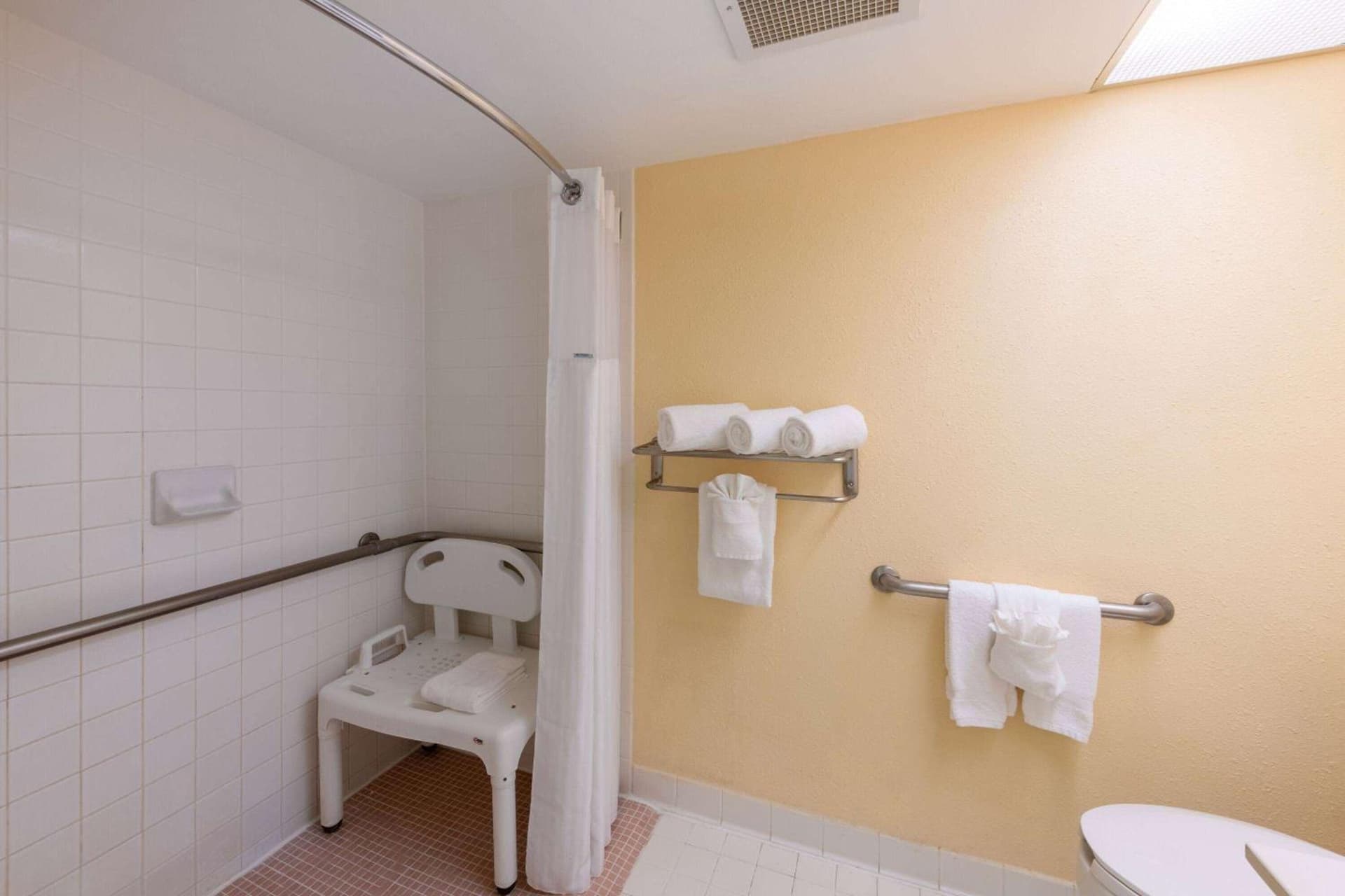 Ramada by Wyndham Kissimmee Gateway - Free Theme Park Shuttle gallery photo in Orlando, FL — image 100