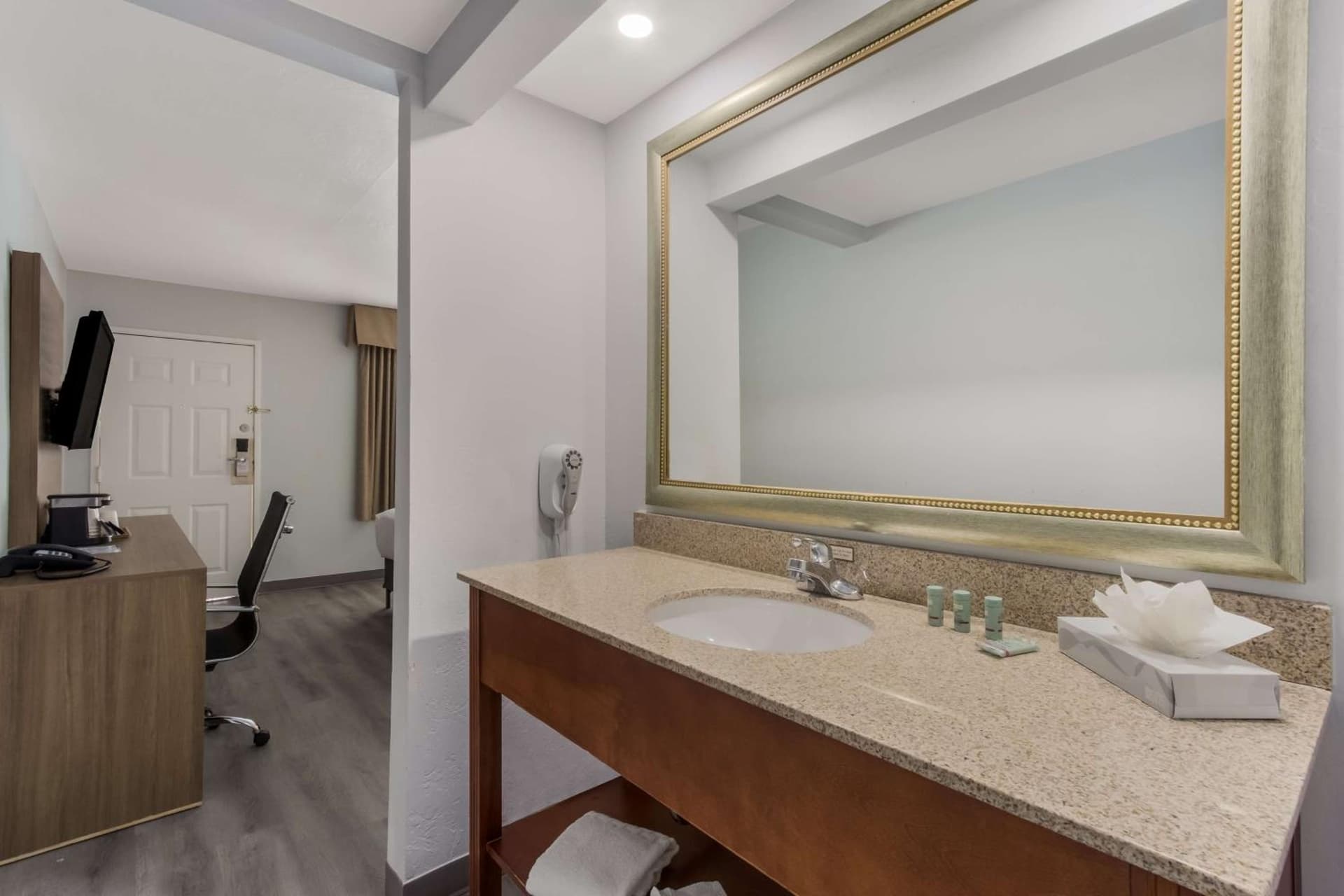 Howard Johnson by Wyndham Tempe University/Phoenix property views in Tempe, AZ — gallery photo 3