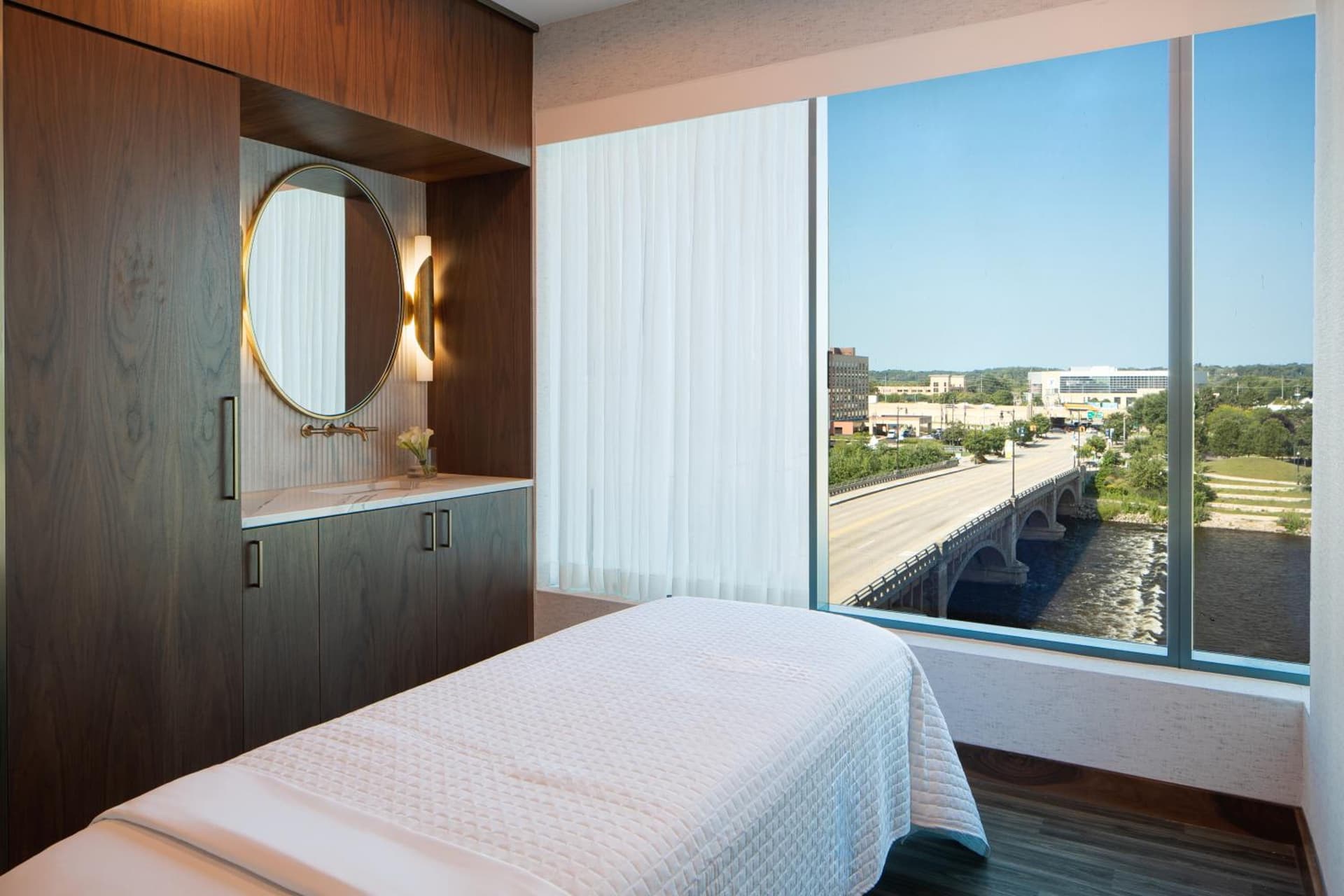 Amway Grand Plaza Hotel, Curio Collection by Hilton gallery photo in Grand Rapids, MI — image 32