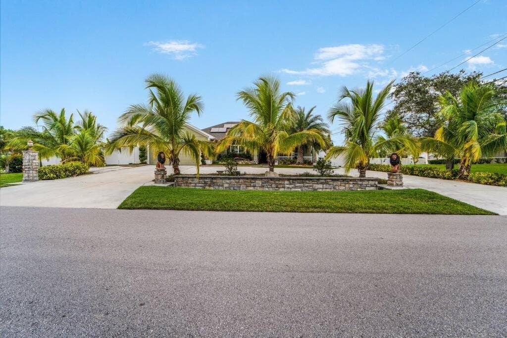 Home Resort Oasis One of One! — hotel in River Park, Florida
