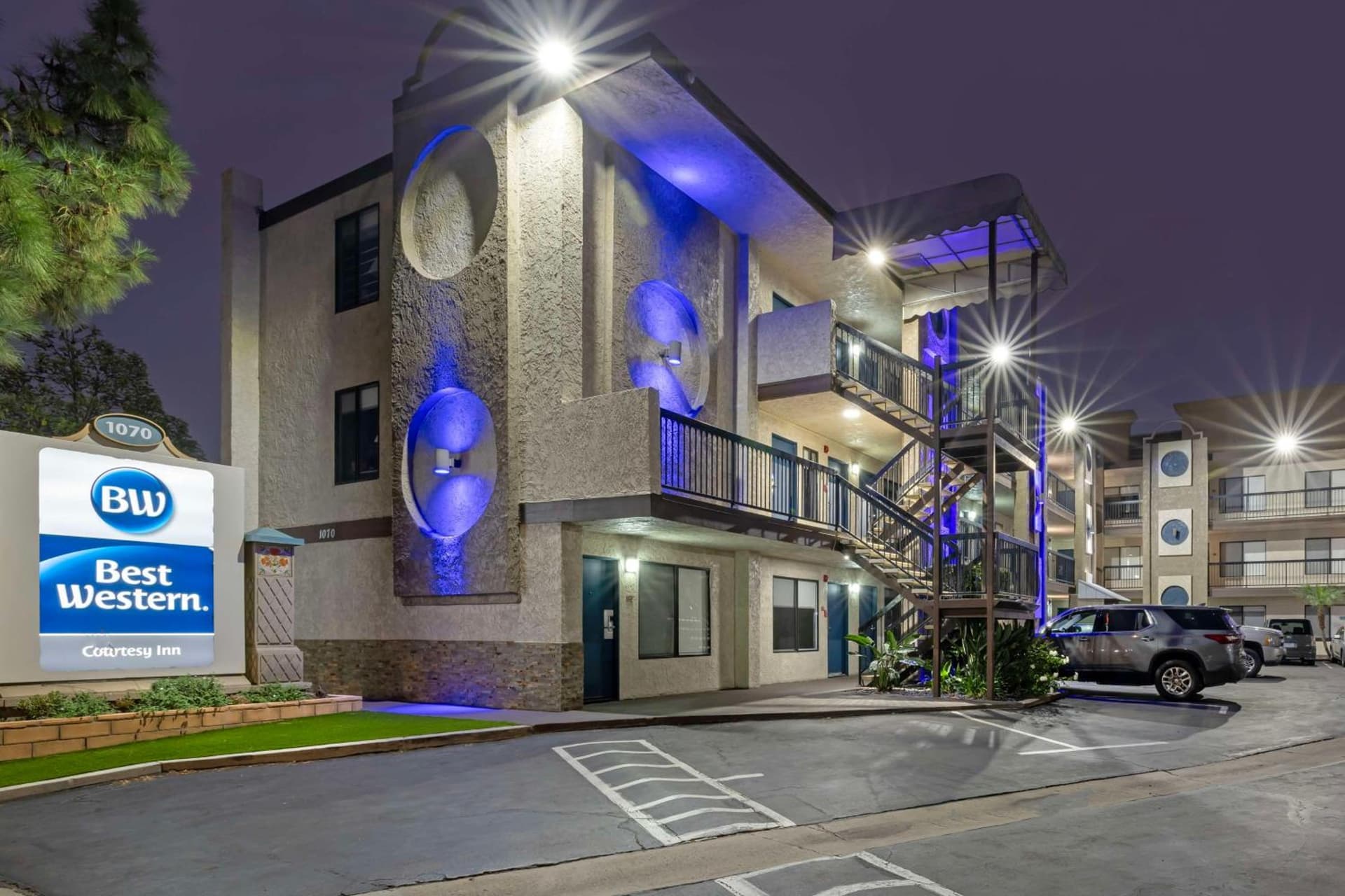 Best Western Courtesy Hotel - Anaheim Resort Amusement Park featured exterior or lobby in Anaheim, CA — similar hotel