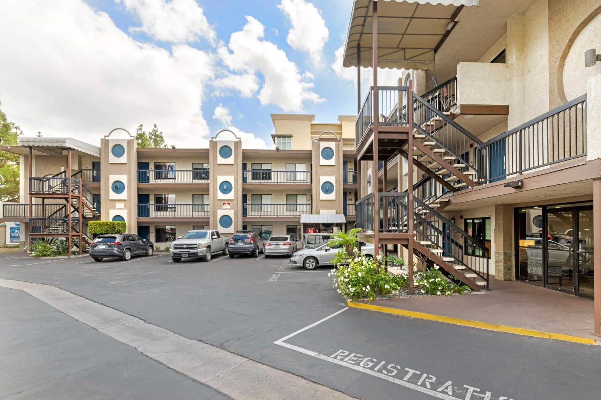 Best Western Courtesy Hotel - Anaheim Resort Amusement Park property views in Anaheim, CA — gallery photo 3