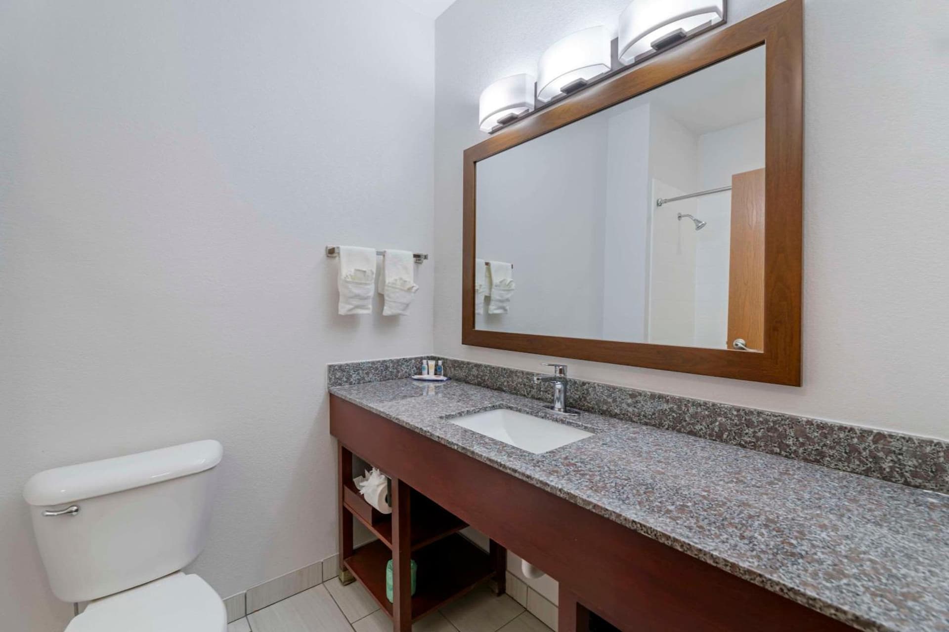 Comfort Suites Lake Geneva East gallery photo in Lake Geneva, WI — image 28