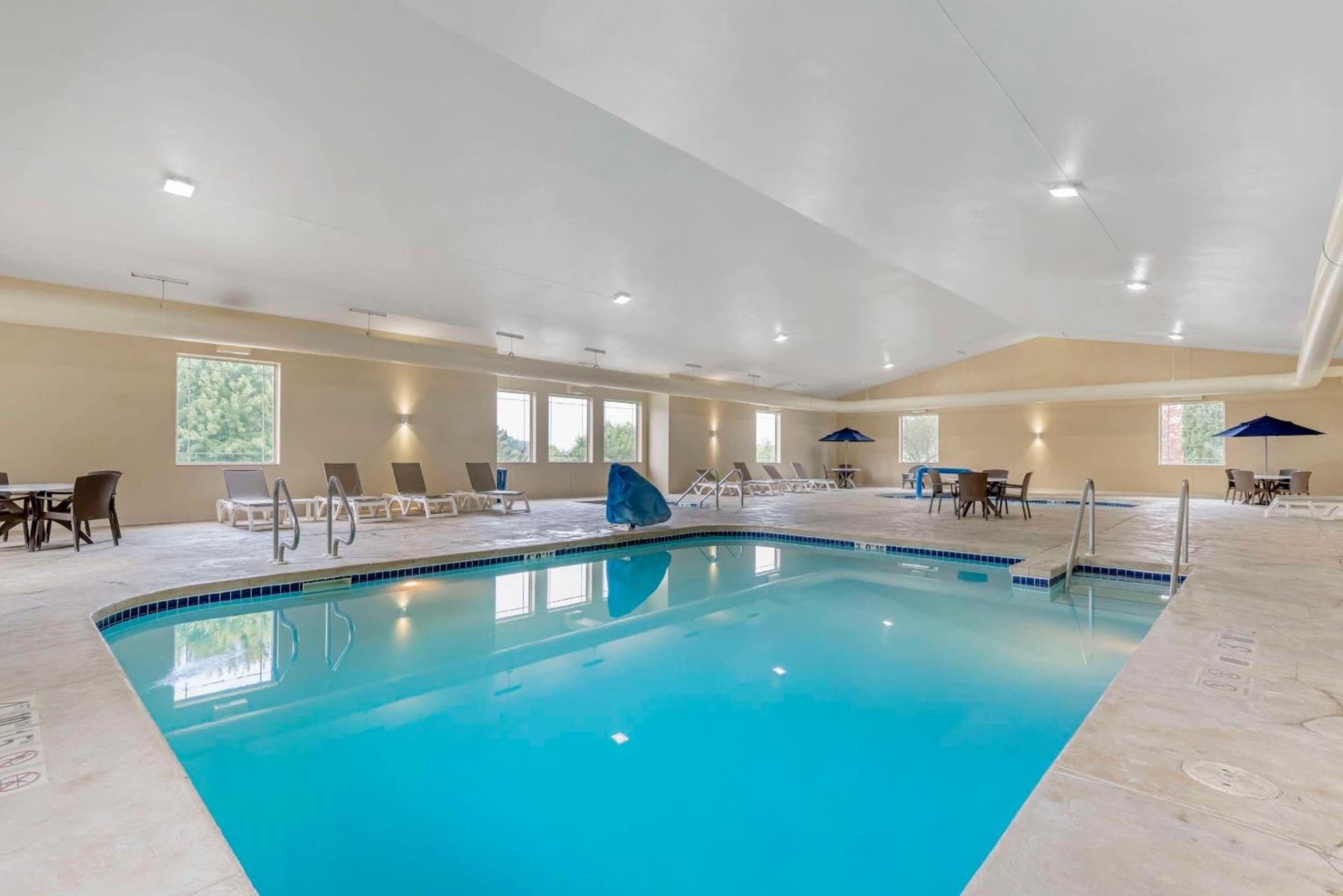 Comfort Suites Lake Geneva East gallery photo in Lake Geneva, WI — image 24