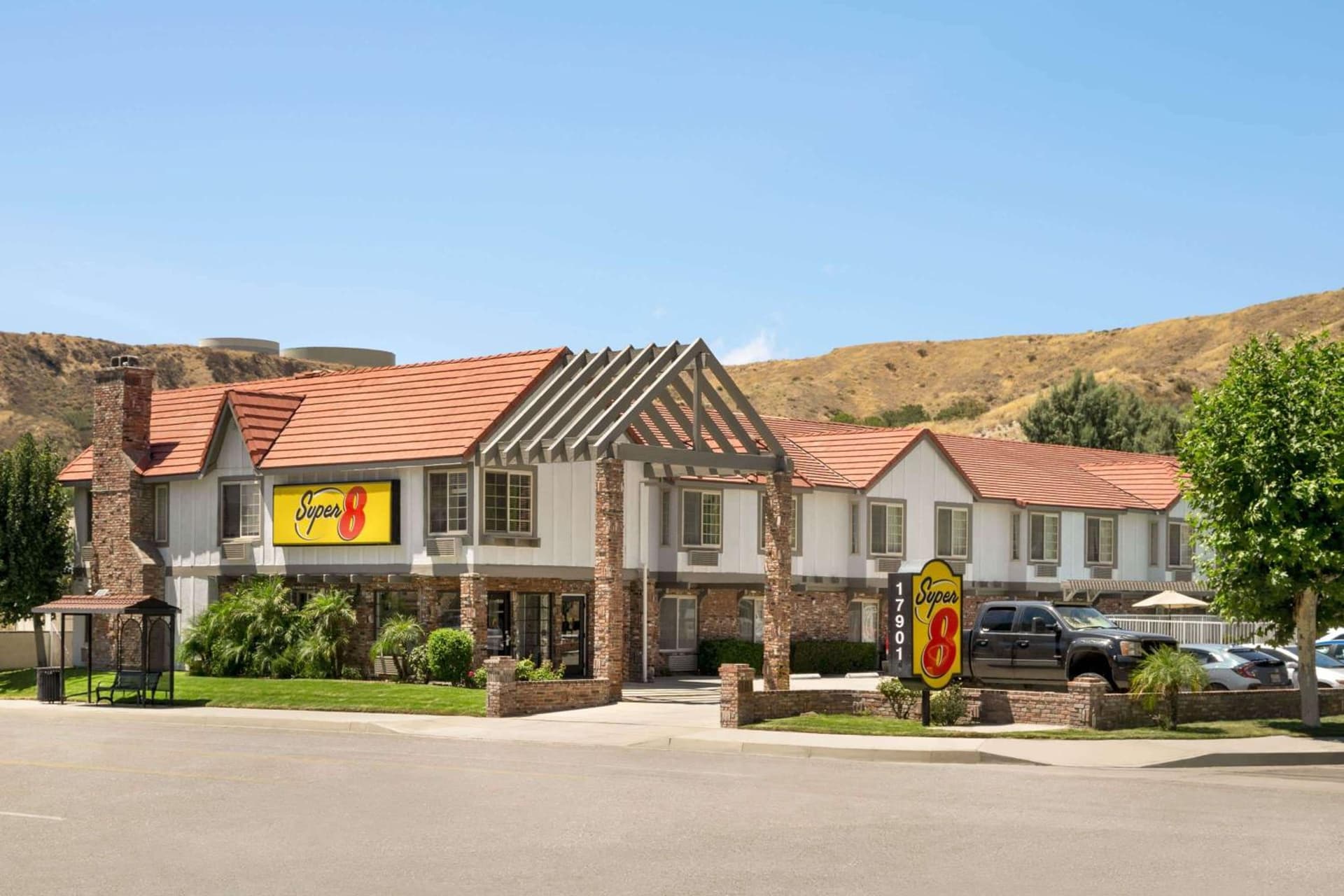Super 8 by Wyndham Santa Clarita/Valencia interior in Santa Clarita, CA — gallery photo 2