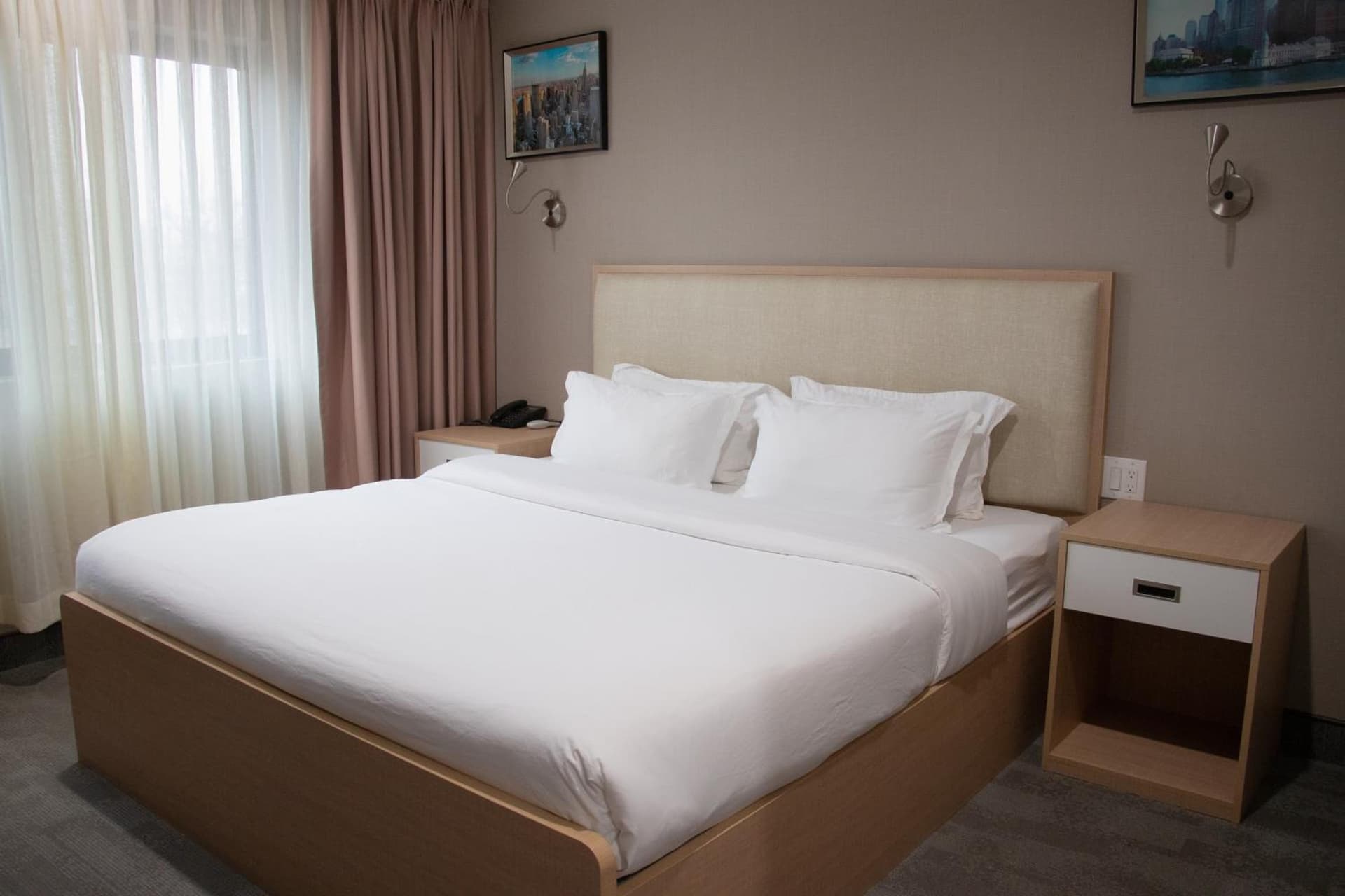 LIC Plaza Hotel gallery photo in Queens, NY — image 4