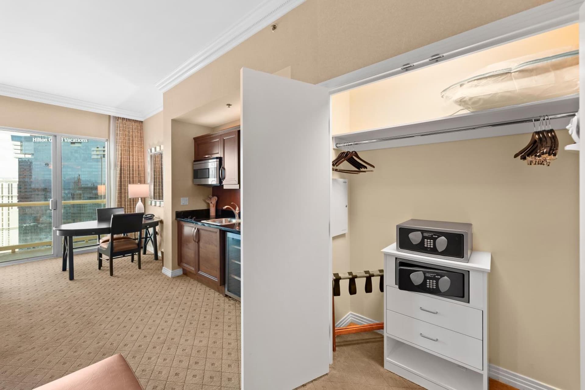 Lucky Gem Penthouse & Luxury Suites at MGM Signature Resort, Strip View 509 property views in Las Vegas, NV — gallery photo 3
