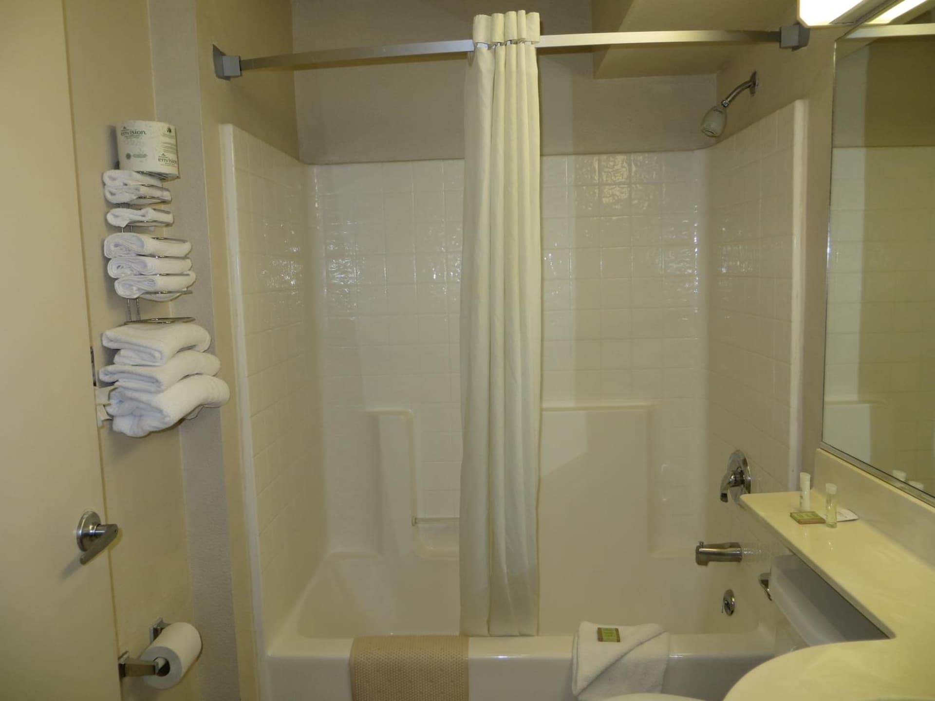 SureStay by Best Western Sacramento South Natomas gallery photo in Sacramento, CA — image 4