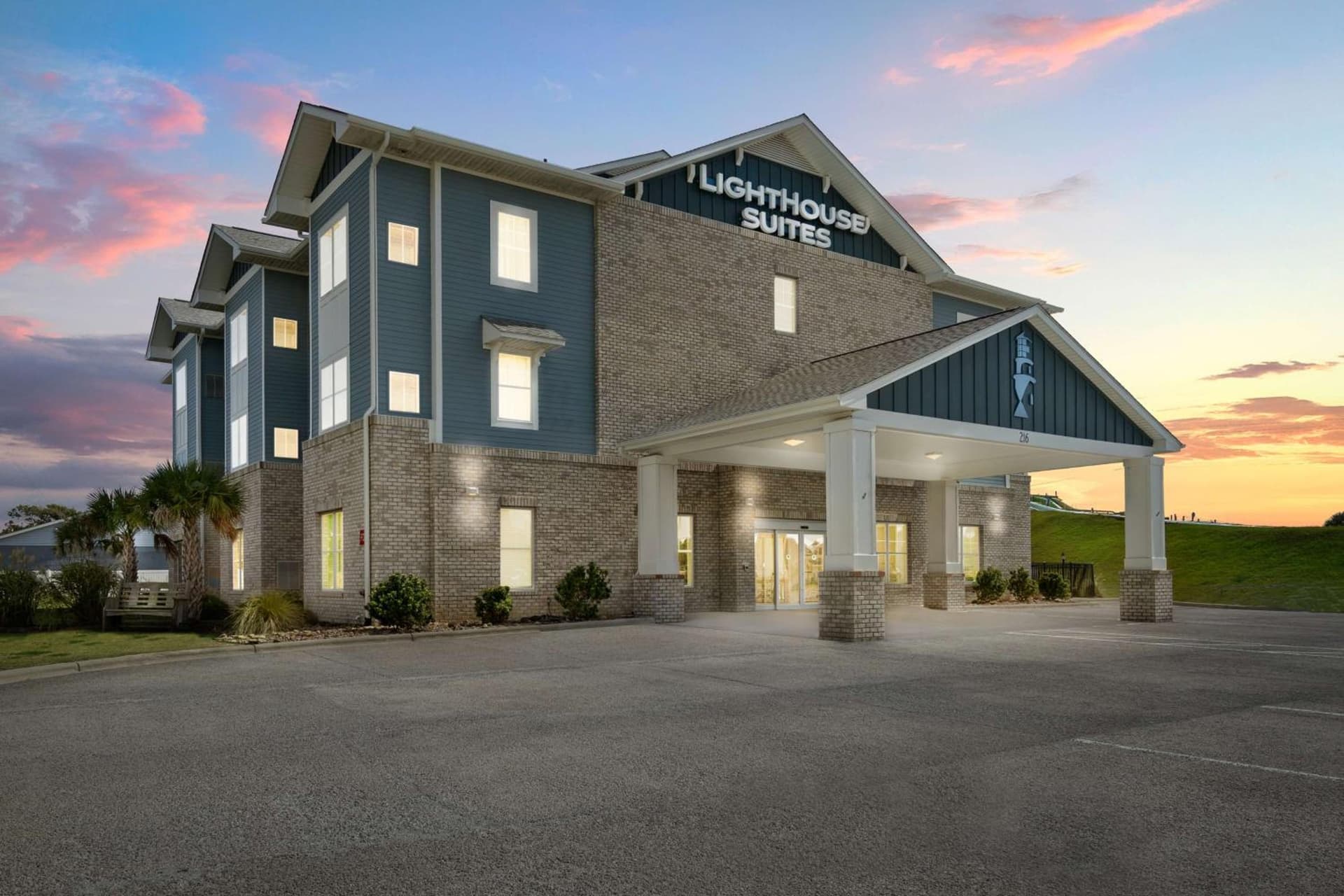 Lighthouse Suites - Best Western Signature Collection — hotel in Emerald Isle, North Carolina