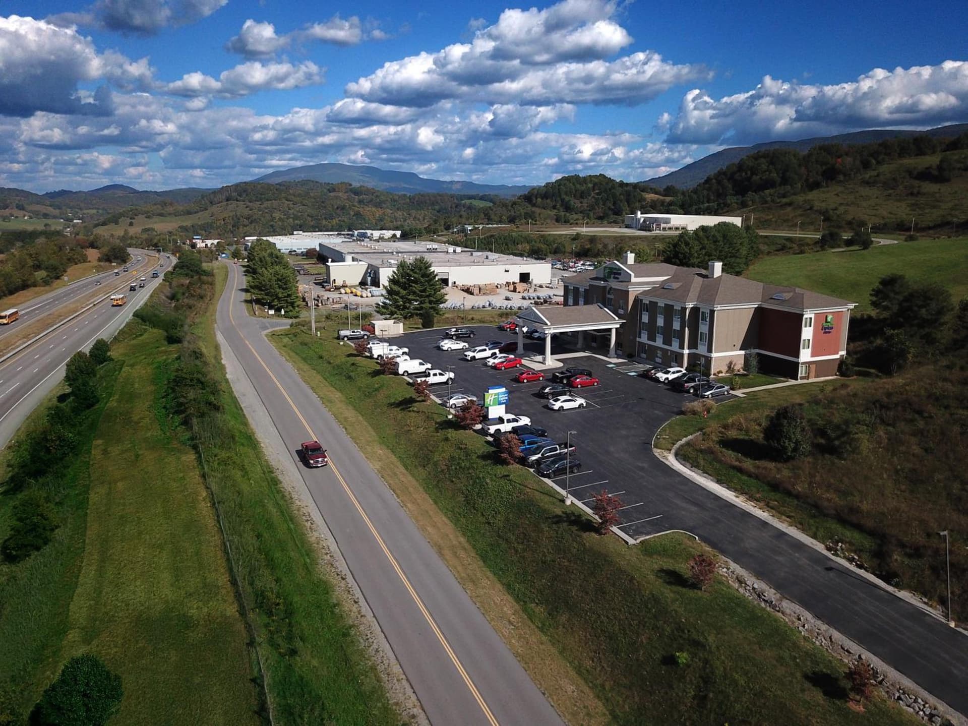 Holiday Inn Express & Suites Lebanon by IHG interior in Lebanon, VA — gallery photo 2