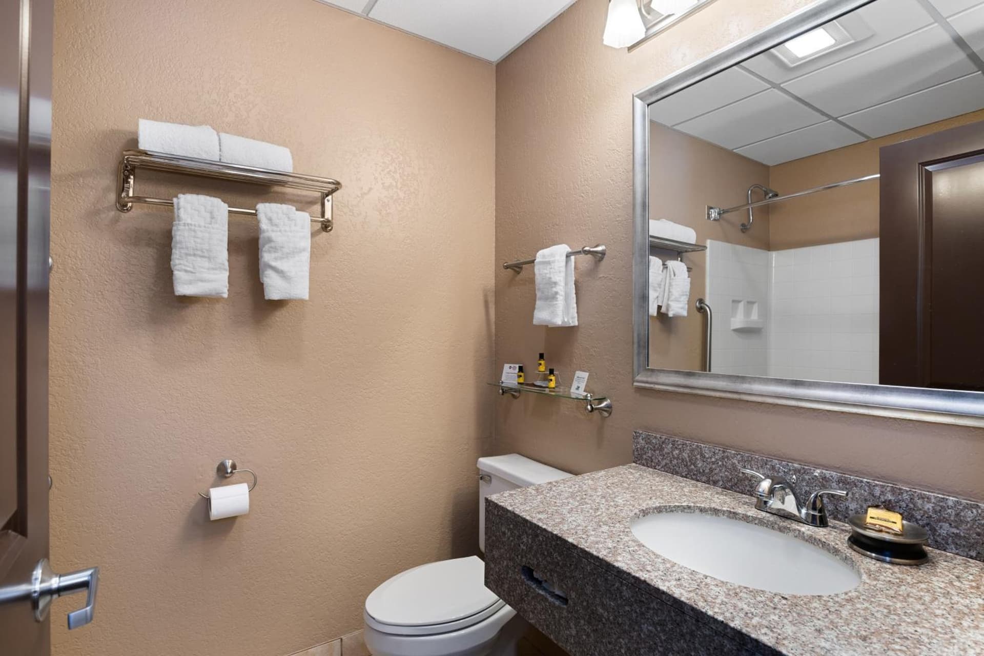Antioch Hotel & Suites gallery photo in Antioch, IL — image 11