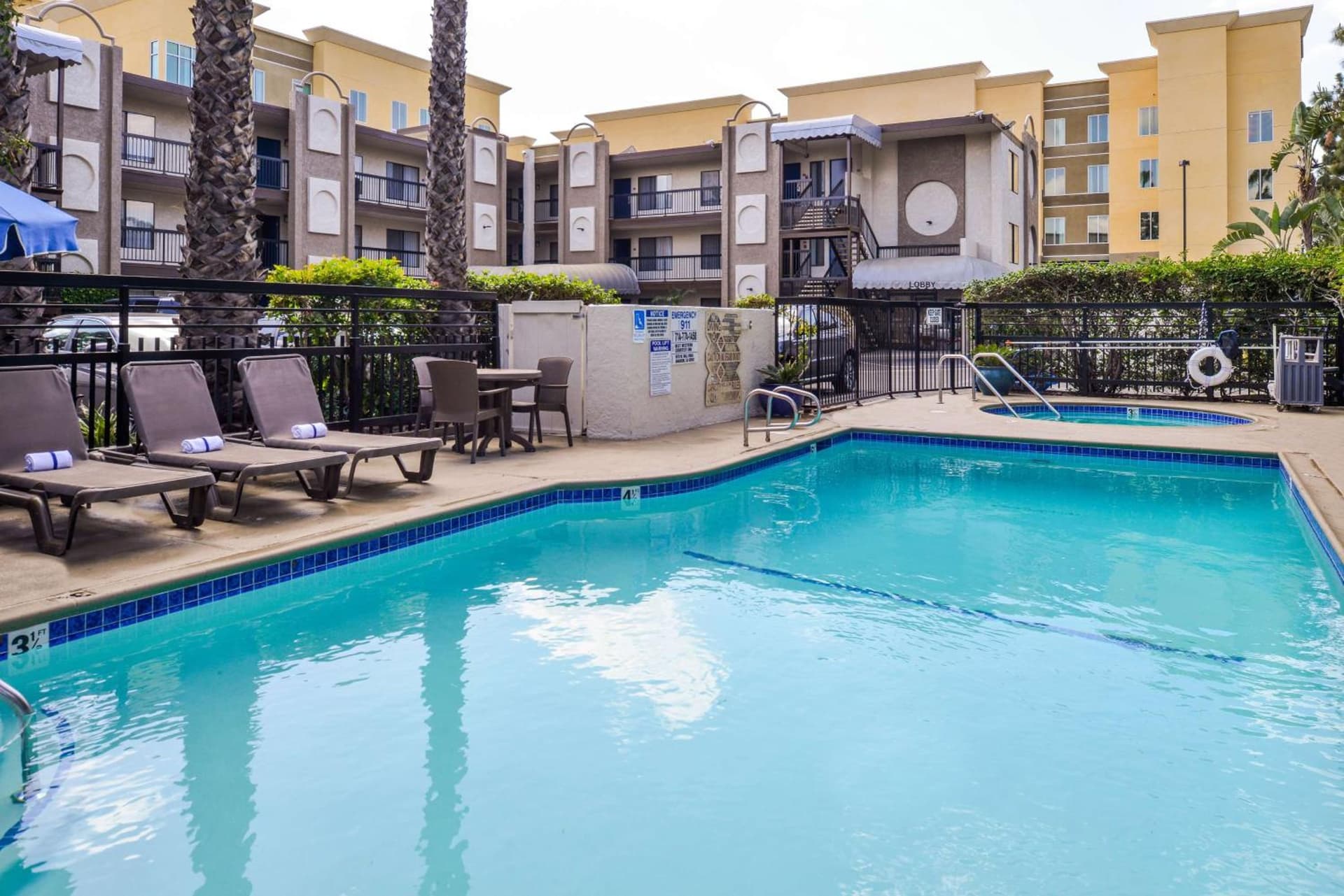 Best Western Courtesy Hotel - Anaheim Resort Amusement Park interior in Anaheim, CA — gallery photo 2