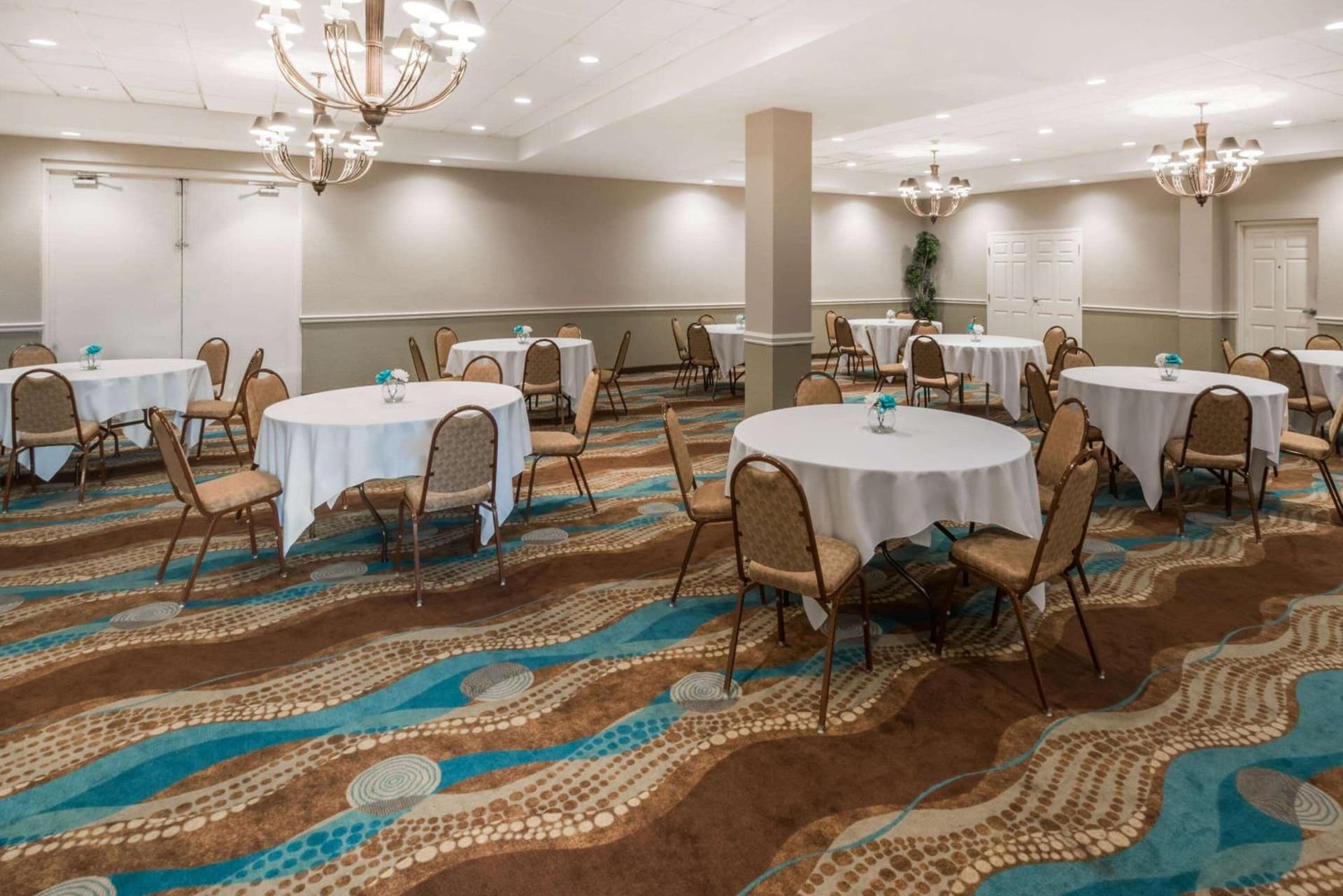 Wyndham Garden Wichita Downtown interior in Wichita, KS — gallery photo 2