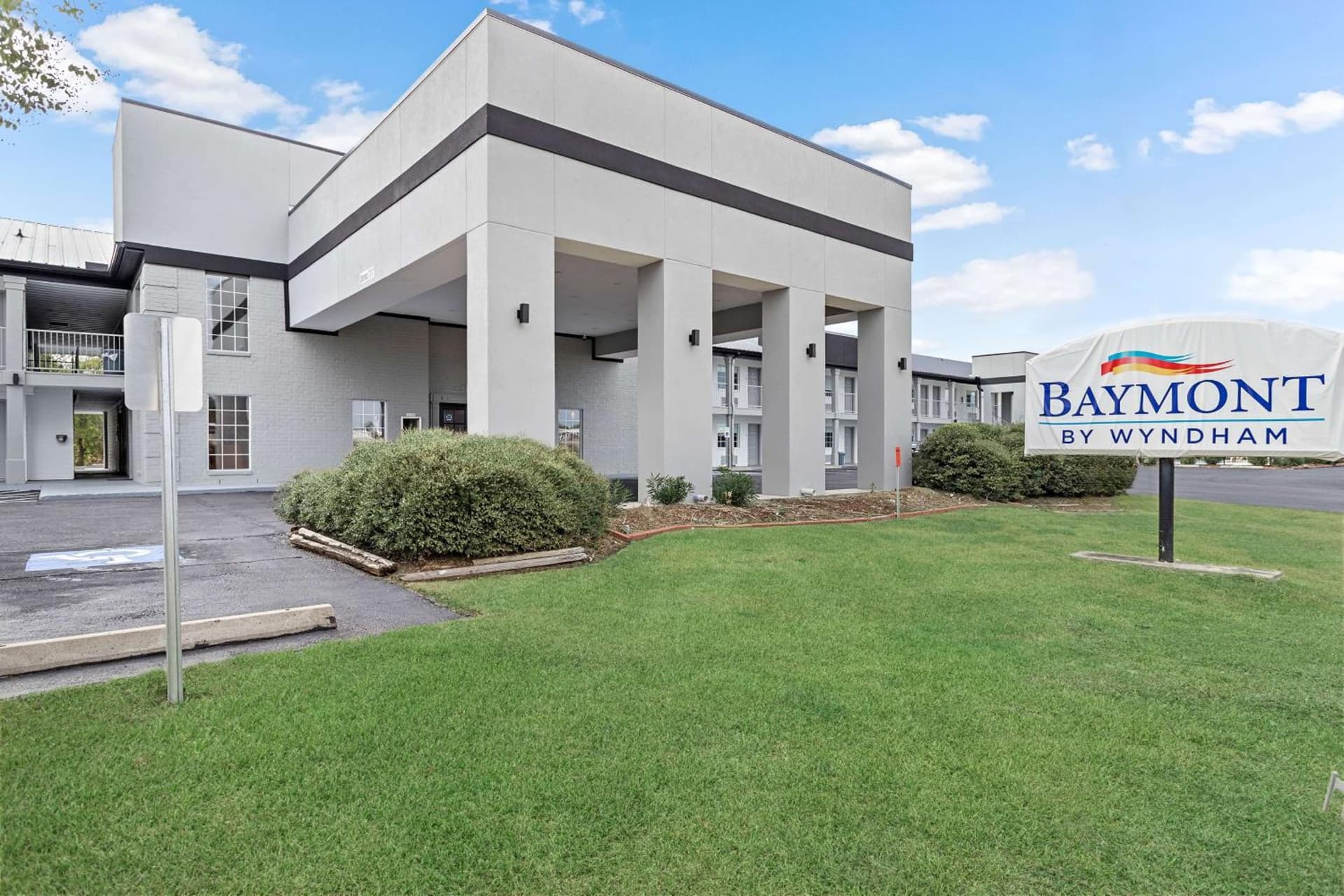 Baymont by Wyndham Beaumont — hotel in Beaumont, Texas