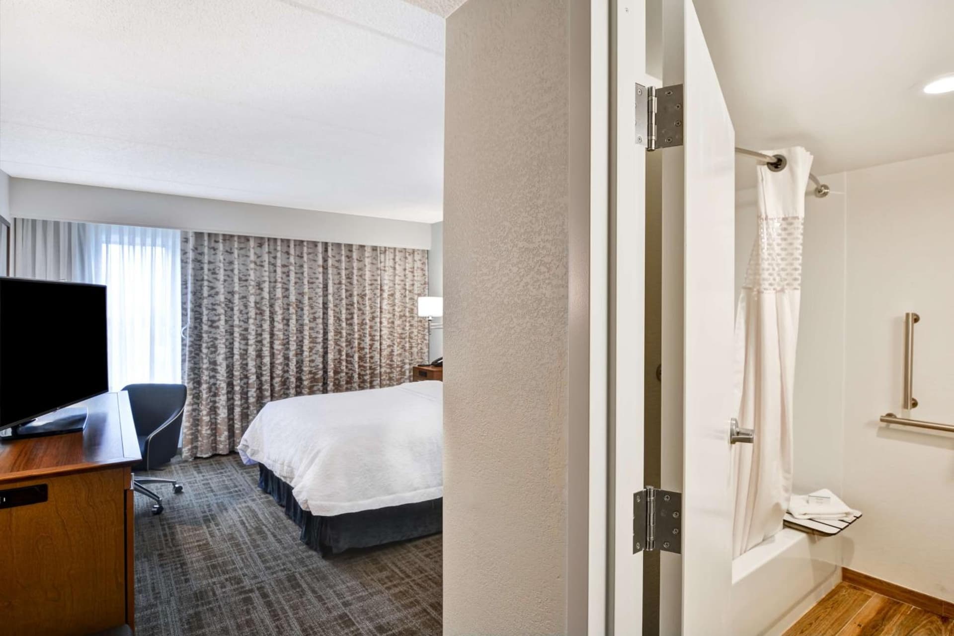 Hampton Inn Albany-Wolf Road gallery photo in Albany, NY — image 16