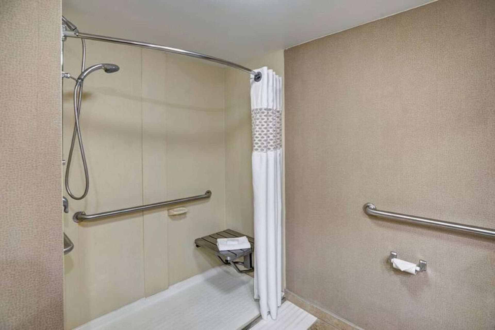 Hampton Inn Albany-Wolf Road gallery photo in Albany, NY — image 26