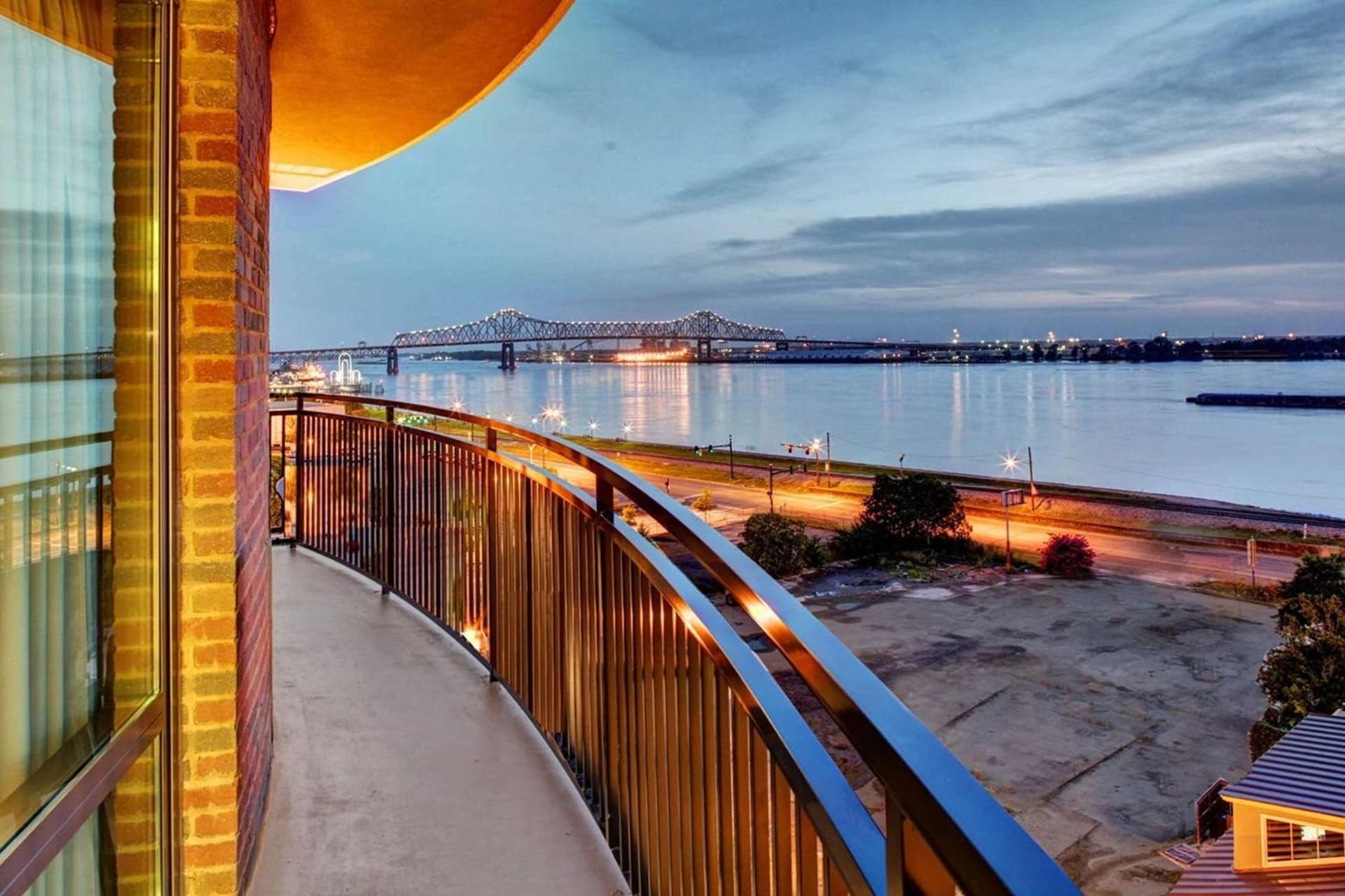 Hampton Inn & Suites Baton Rouge Downtown property views in Baton Rouge, LA — gallery photo 3