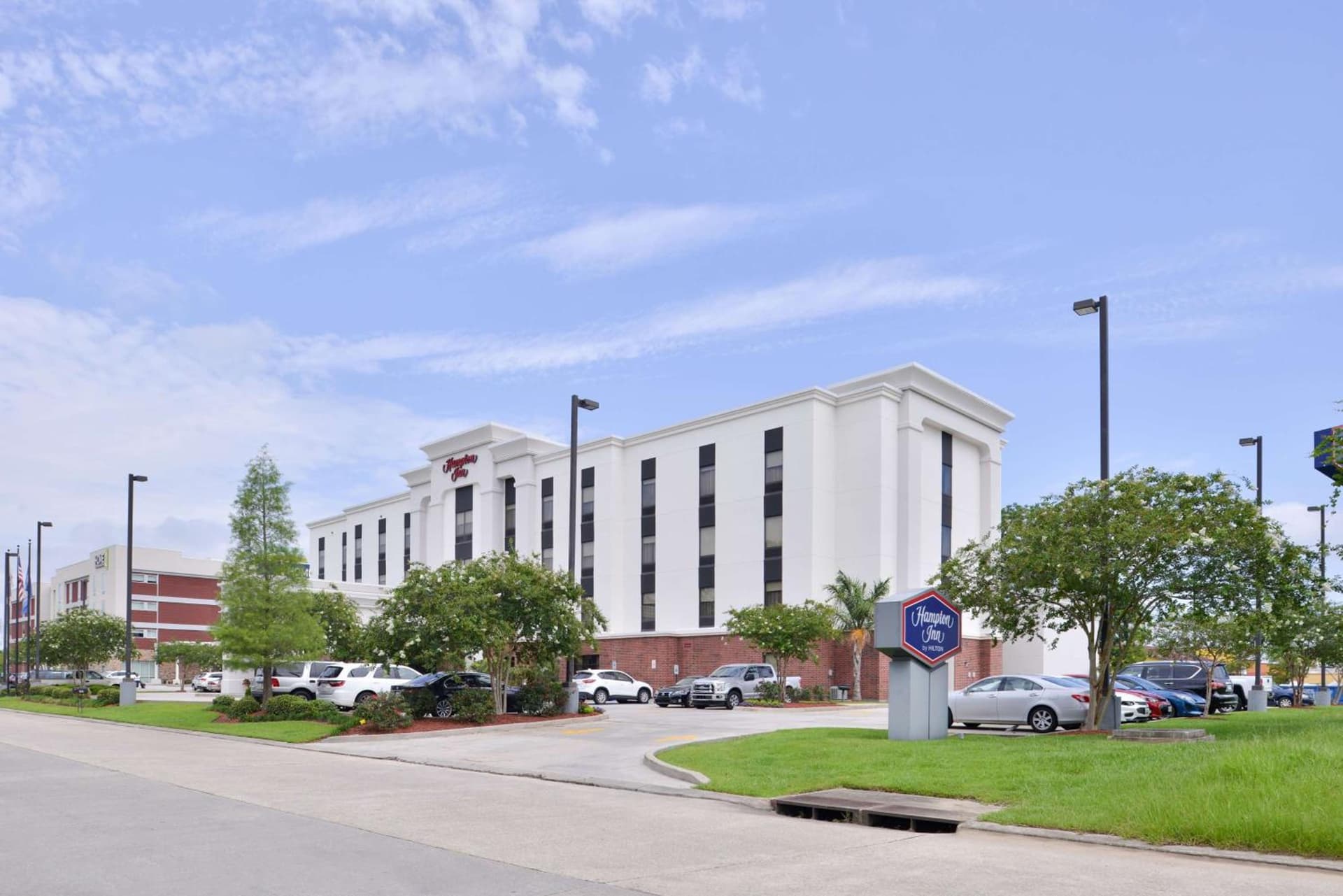 Hampton Inn Gonzales interior in Gonzales, LA — gallery photo 2