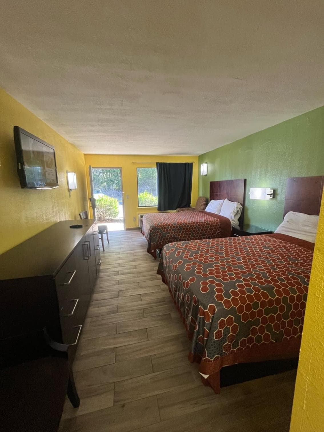 Hallmarc Inn New Albany interior in New Albany, MS — gallery photo 2