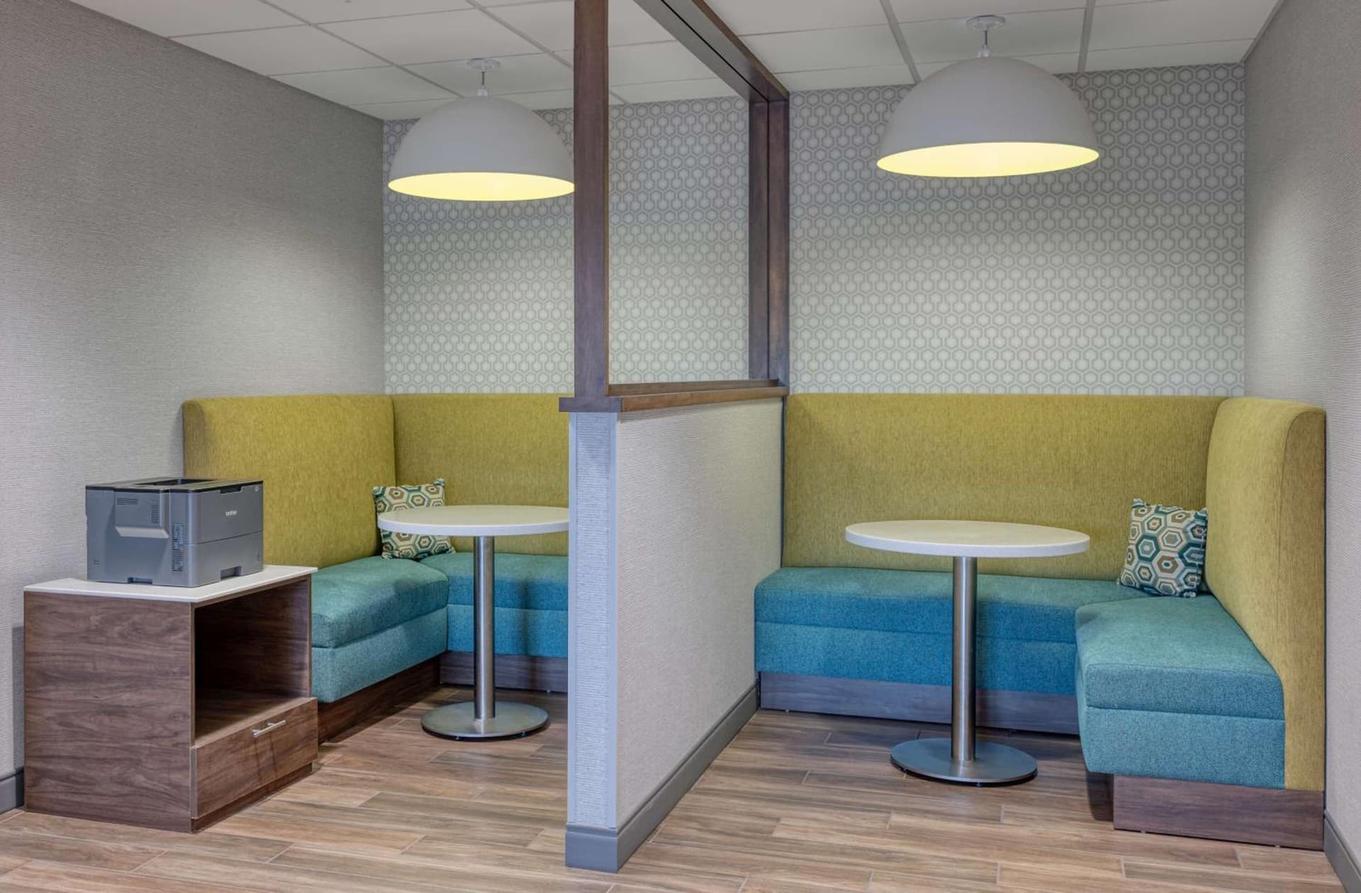 Hampton Inn Cleveland-Airport/Tiedeman Road interior in Brooklyn, OH — gallery photo 2