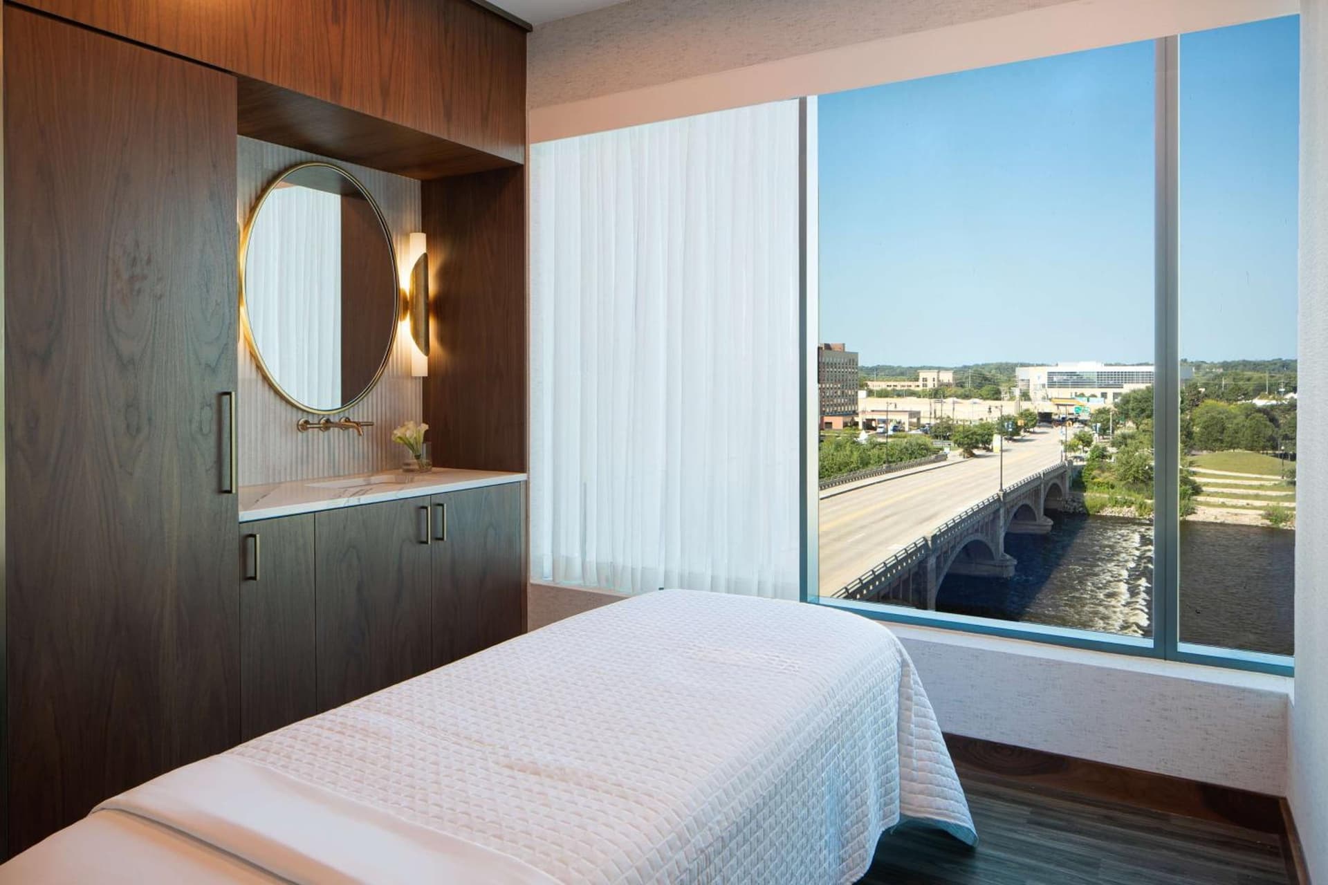 Amway Grand Plaza Hotel, Curio Collection by Hilton gallery photo in Grand Rapids, MI — image 106