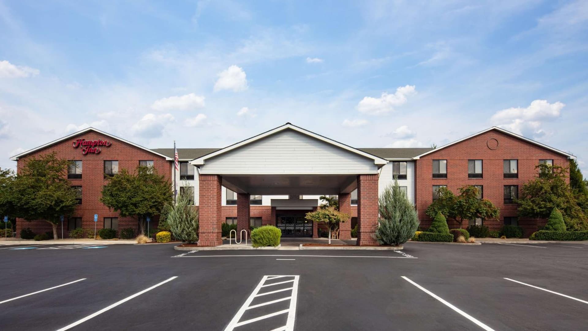 Hampton Inn Medford featured exterior or lobby in Medford, OR — similar hotel