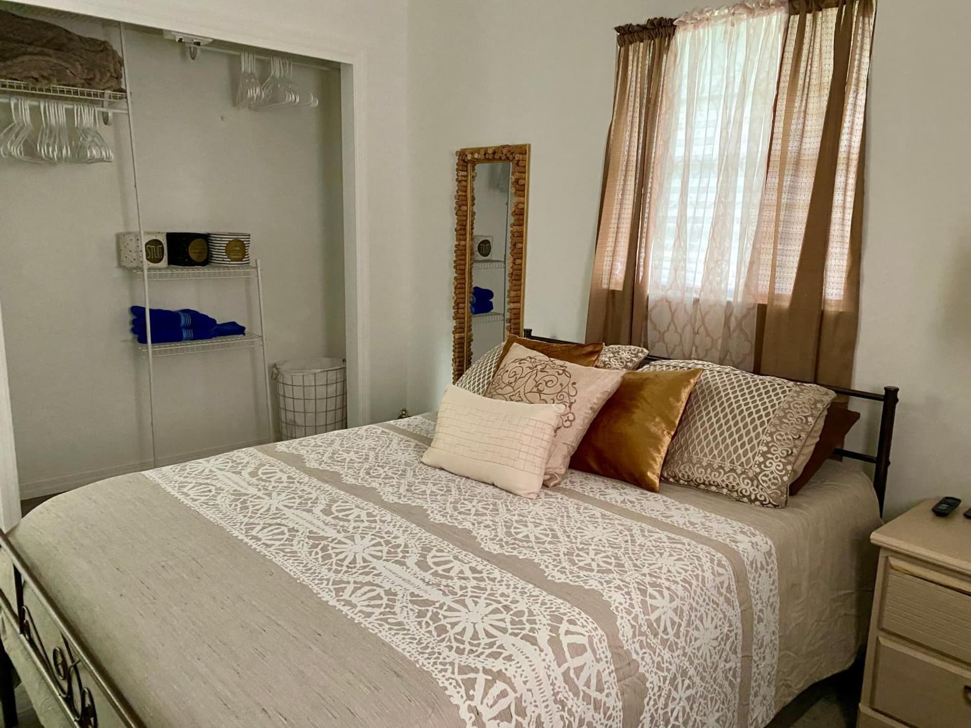 Quiet Stay interior in River Park, FL — gallery photo 2