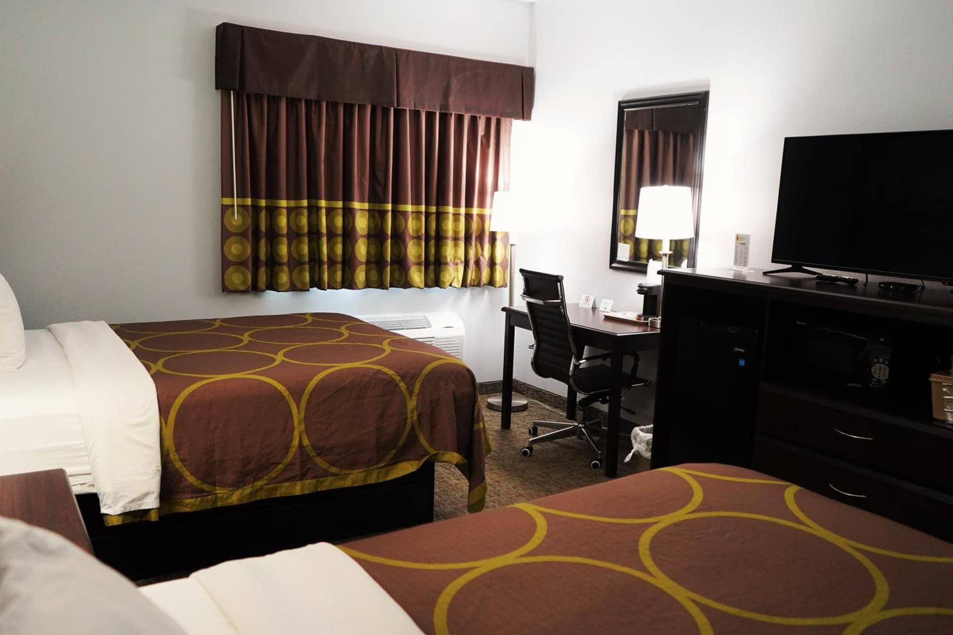 Super 8 by Wyndham Grove City gallery photo in Grove City, PA — image 5