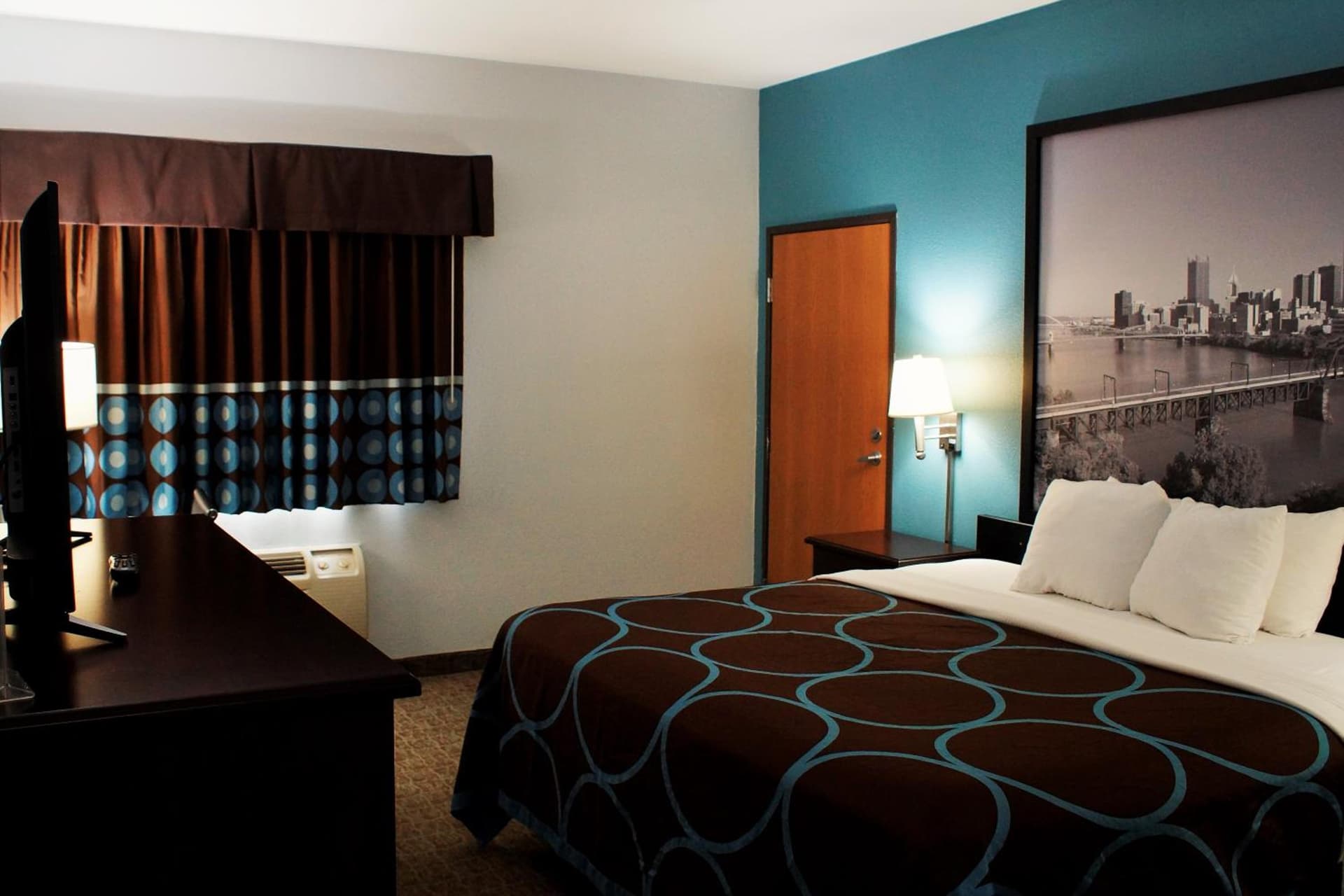 Super 8 by Wyndham Grove City gallery photo in Grove City, PA — image 9
