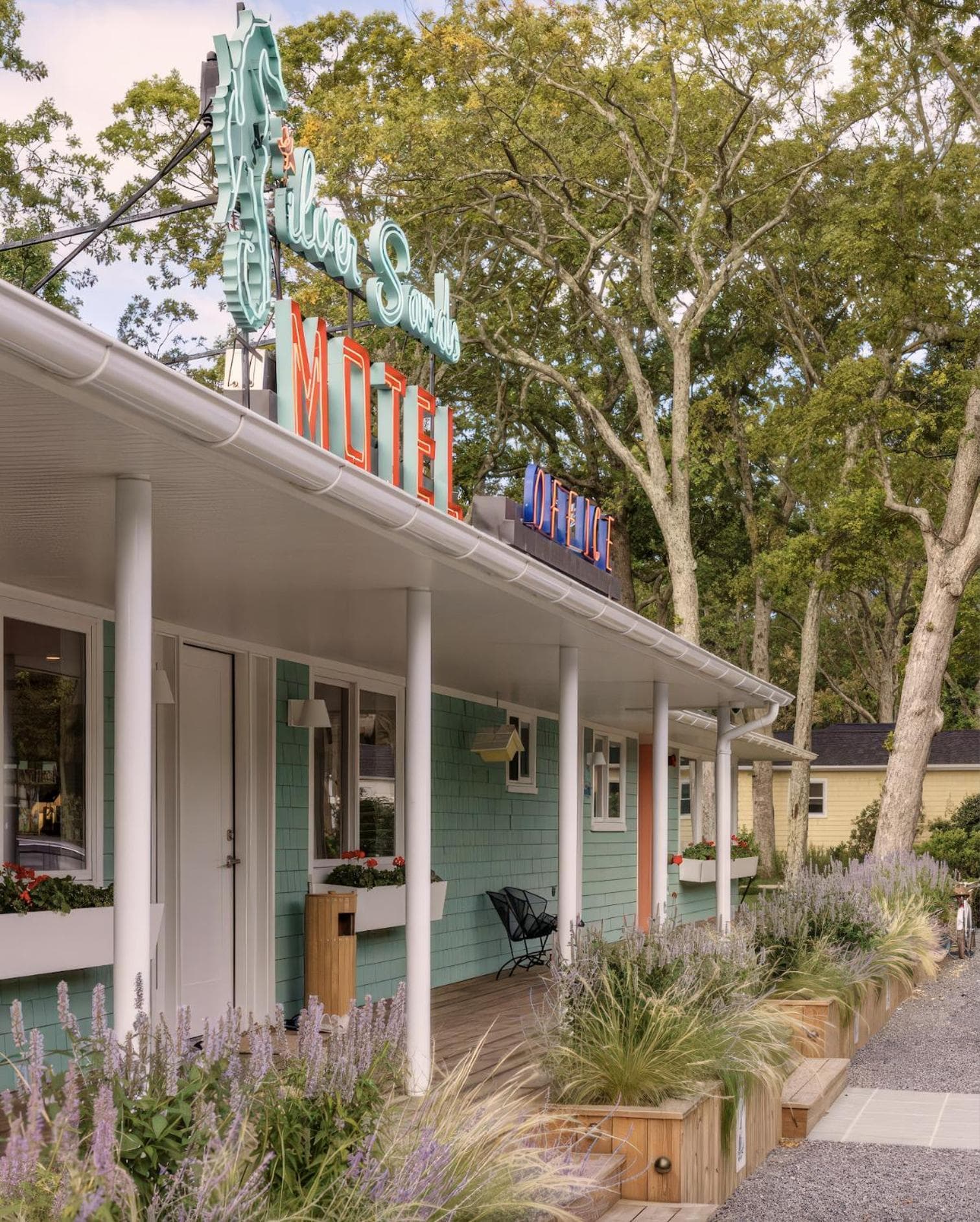 Silver Sands Motel & Beach Bungalows interior in Greenport, NY — gallery photo 2