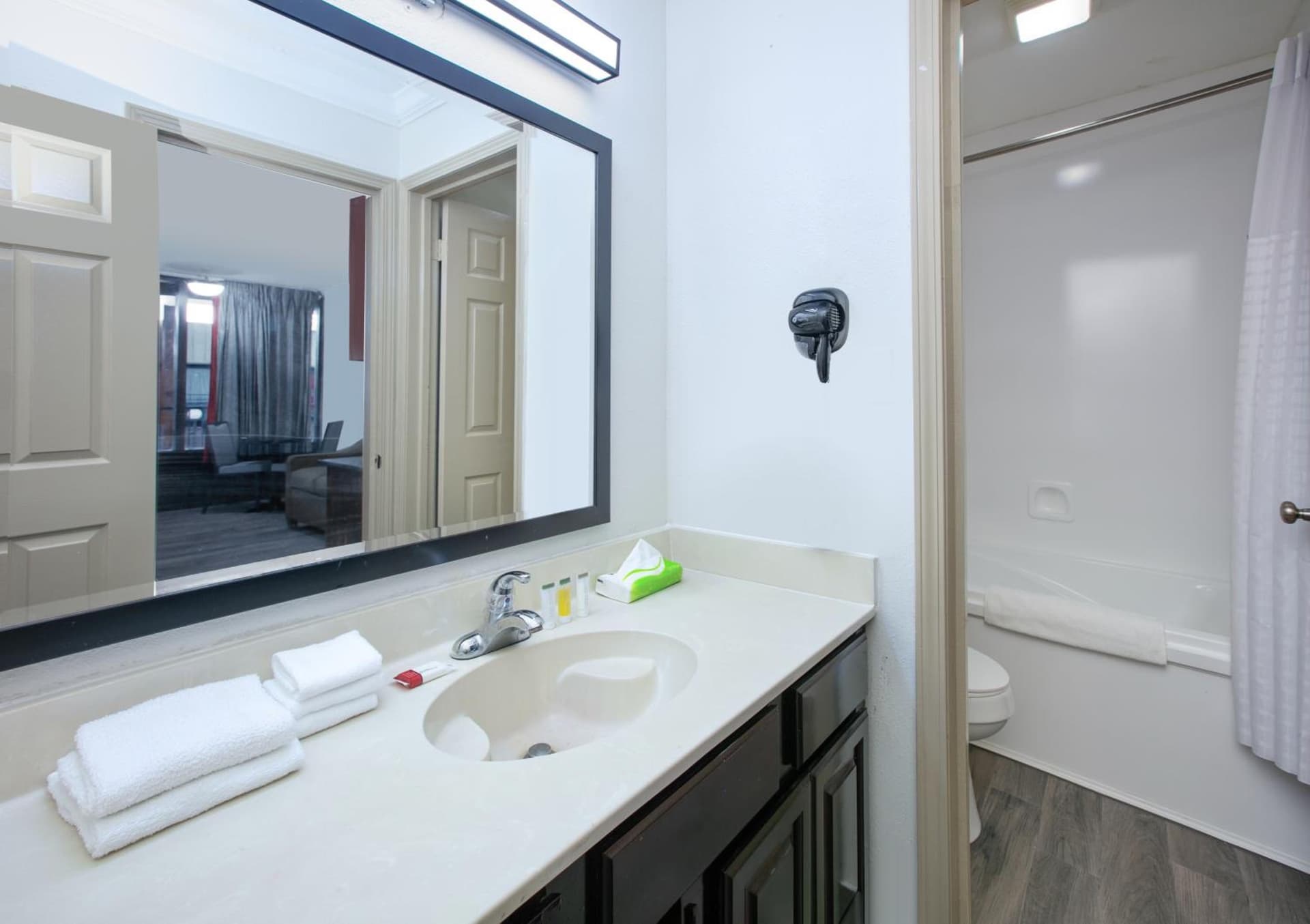 Ramada by Wyndham Diamondhead I-10/Gulfport gallery photo in Diamondhead, MS — image 16